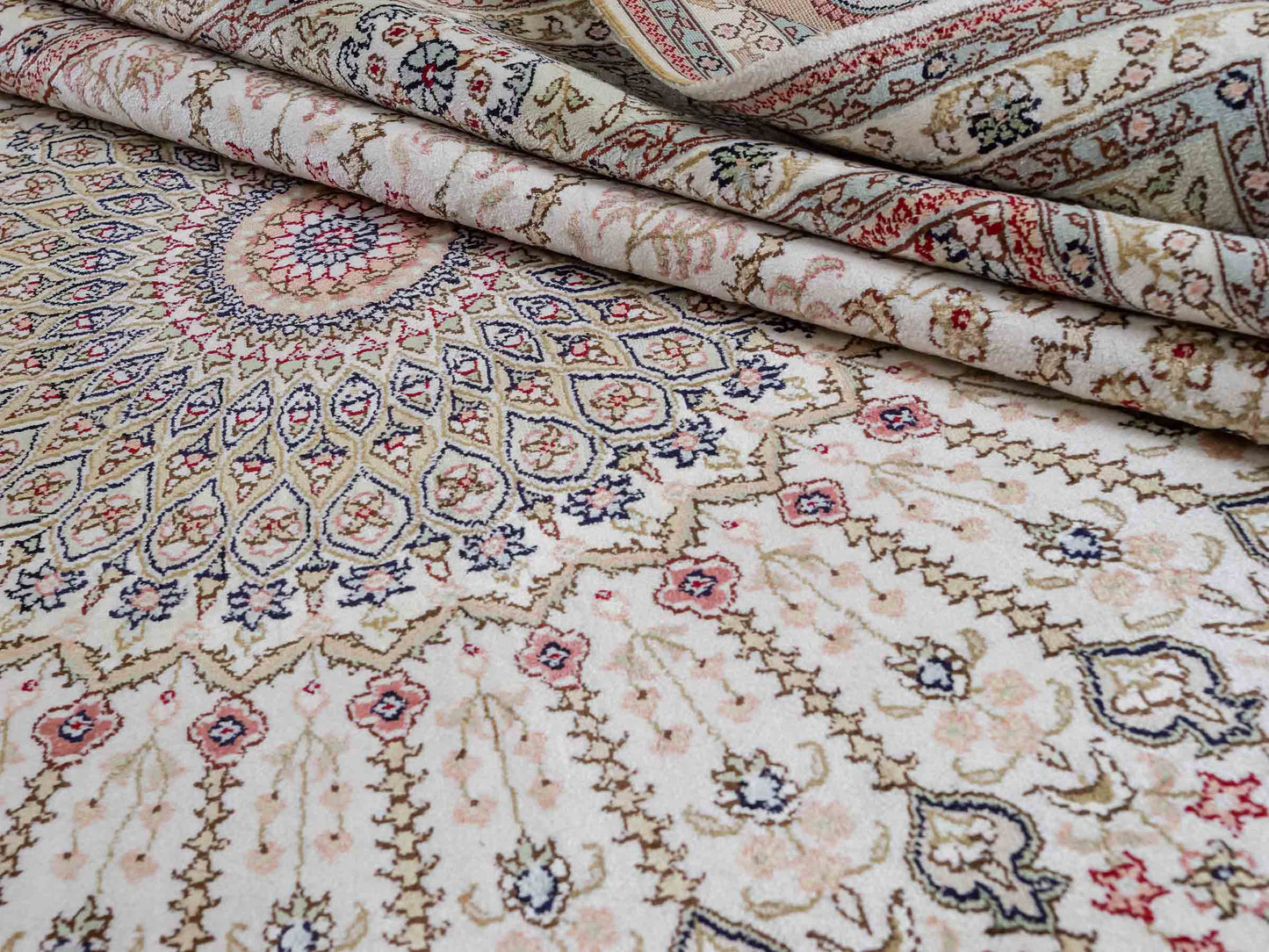 Feiner, handgeknüpfter, chinesischer Orientteppich mit Nain Design aus Viskose, creme, weiß. 267x186 cm. Verkauf durch Jupiter Intl.
