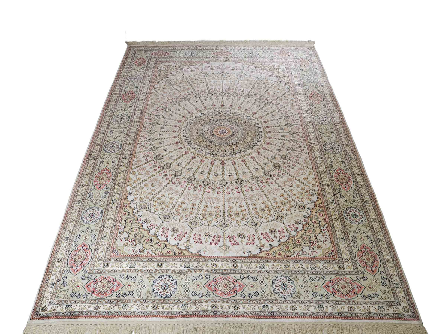 Feiner, handgeknüpfter, chinesischer Orientteppich mit Nain Design aus Viskose, creme, weiß. 267x186 cm. Verkauf durch Jupiter Intl.