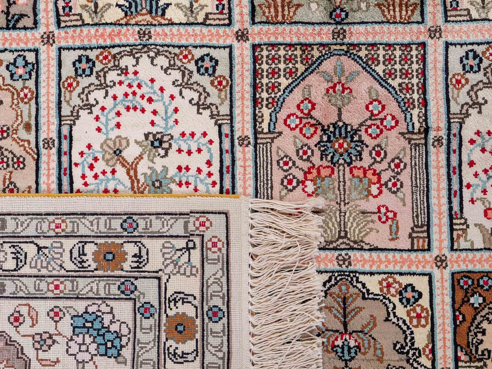 Feiner, handgeknüpfter, chinesischer Orientteppich mit Hereke Design aus Viskose, creme, weiß. 271x183 cm. Verkauf durch Jupiter Intl.