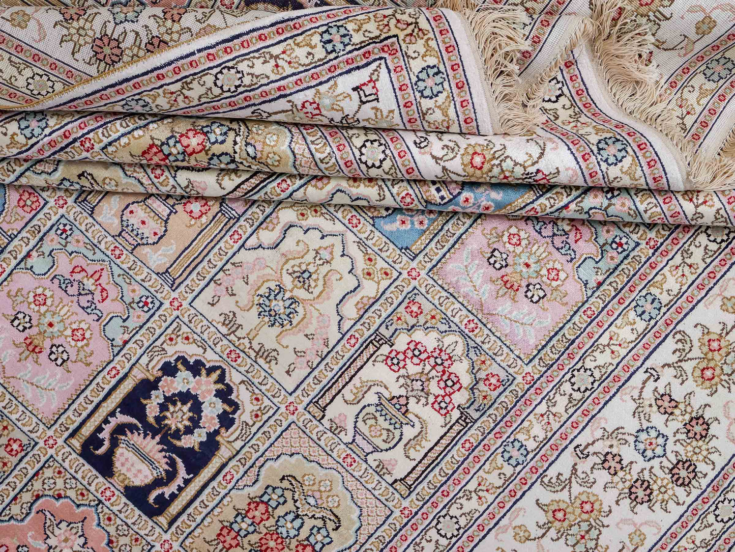 Feiner, handgeknüpfter, chinesischer Orientteppich mit Hereke Design aus Viskose, creme, weiß, mulitcolor. 272x184 cm. Verkauf durch Jupiter Intl.