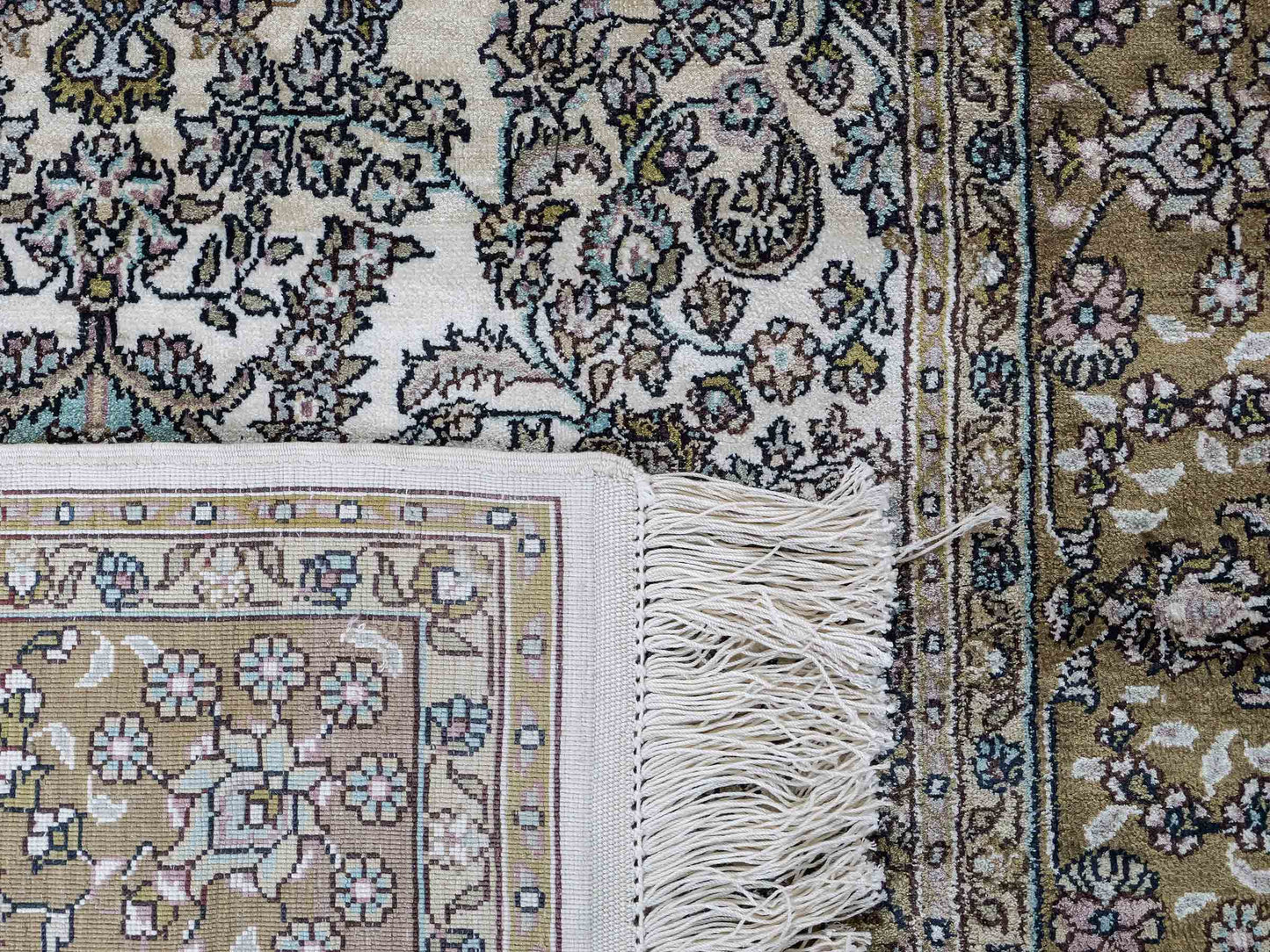 Sehr feiner, handgeknüpfter, chinesischer Orientteppich Läufer mit Ghom Design aus Viskose, creme, braun. 303x80 cm. Verkauf durch Jupiter Intl.