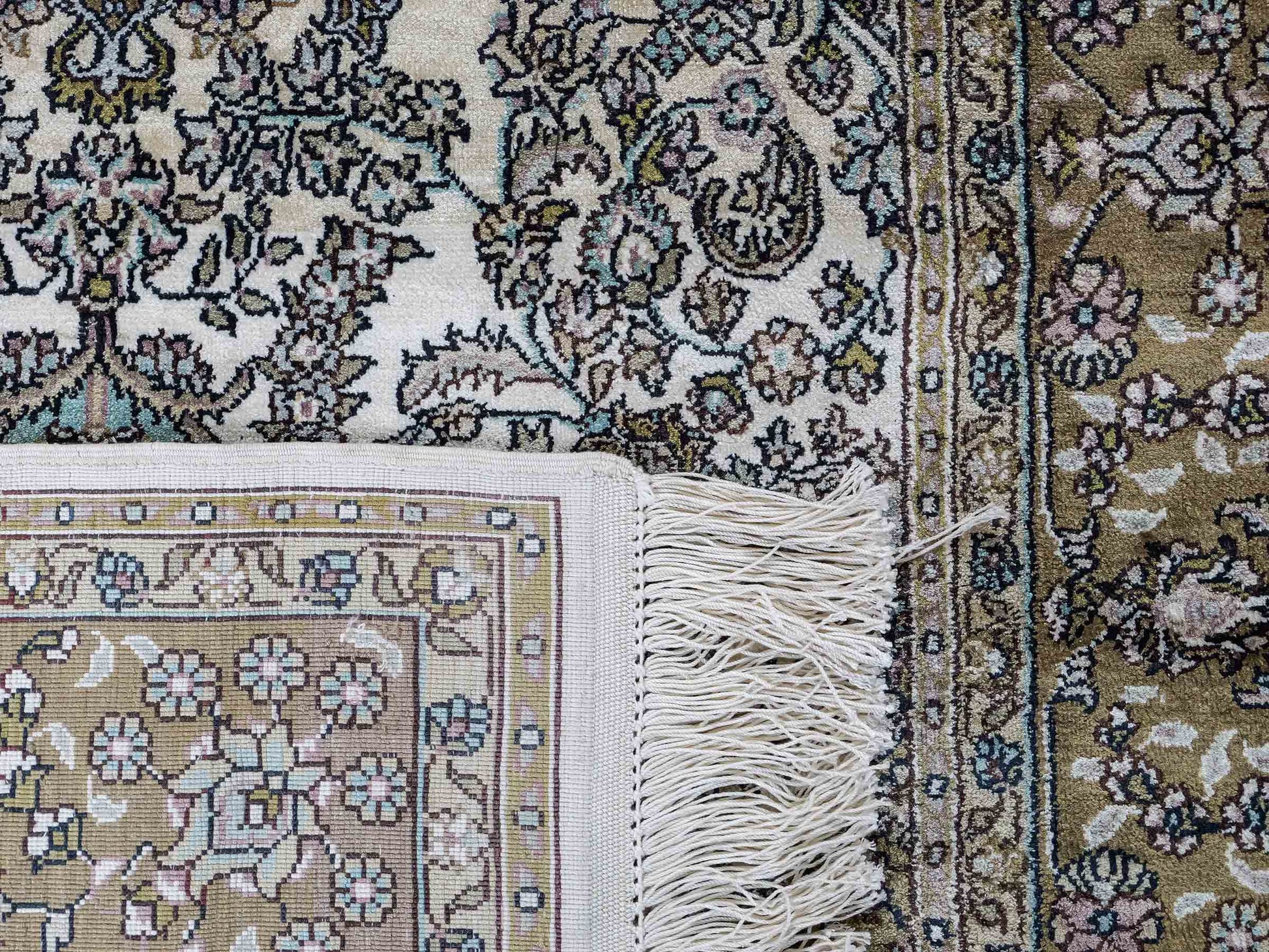 Sehr feiner, handgeknüpfter, chinesischer Orientteppich Läufer mit Ghom Design aus Viskose, creme, braun. 303x80 cm. Verkauf durch Jupiter Intl.