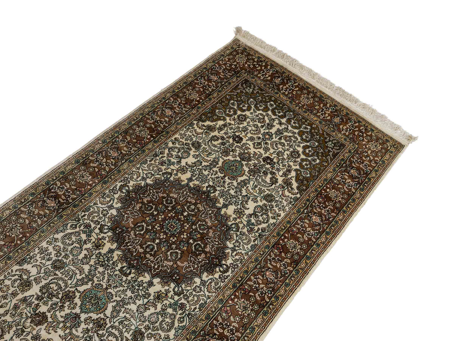Sehr feiner, handgeknüpfter, chinesischer Orientteppich Läufer mit Ghom Design aus Viskose, creme, braun. 303x80 cm. Verkauf durch Jupiter Intl.