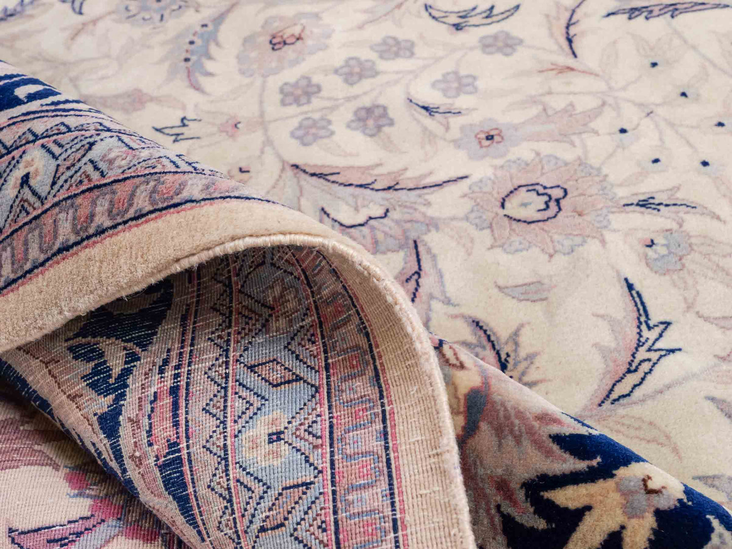 Feiner, handgeknüpfter Sino Isfahan Orientteppich aus reiner Wolle mit Allover-Muster von Khademi. Größe: 306 x 252 cm. Farbe: Greige, blau. RB3-1756. Ursprung: China. Verkauf durch JUPITER Intl.