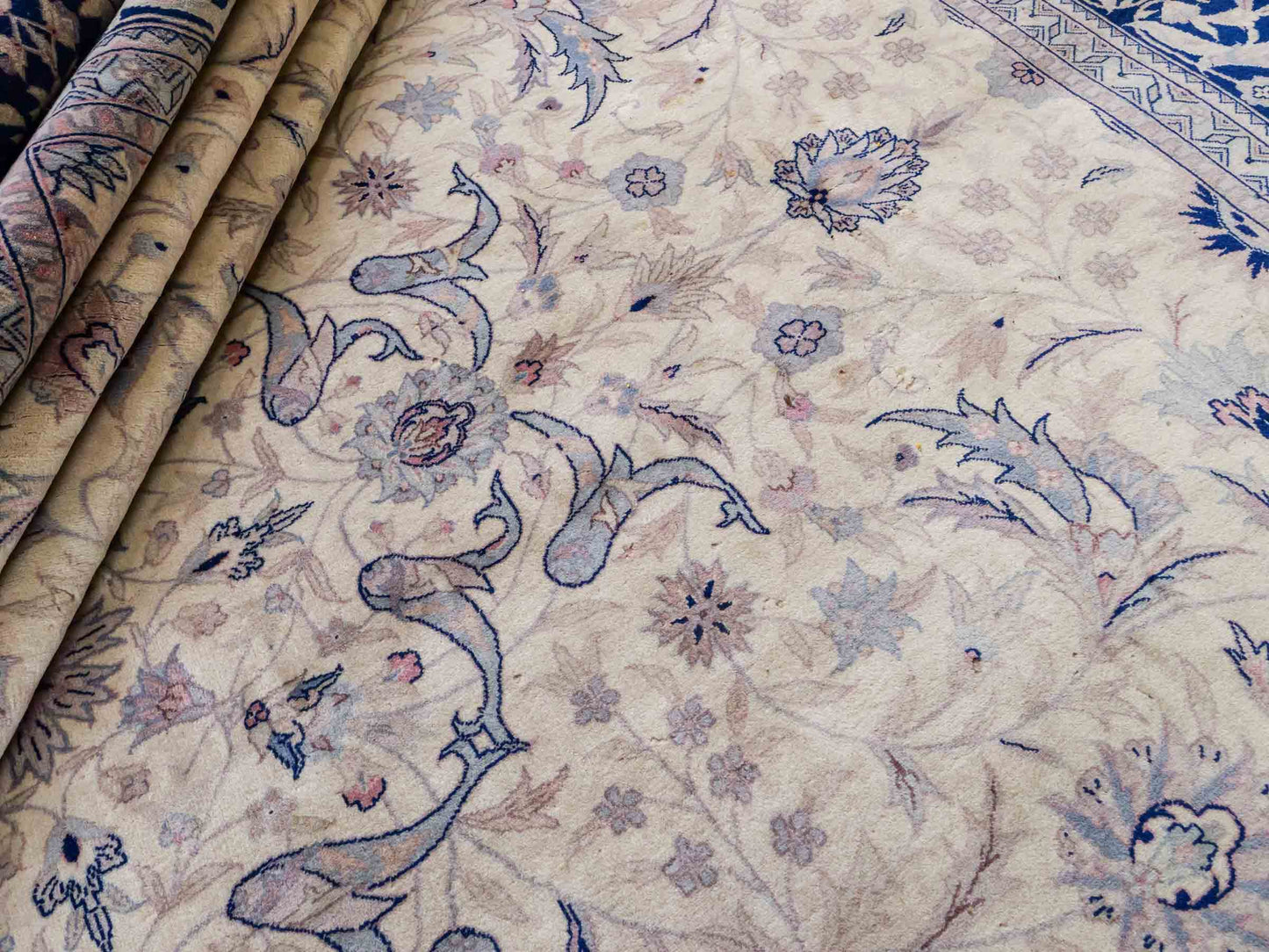 Feiner, handgeknüpfter Sino Isfahan Orientteppich aus reiner Wolle mit Allover-Muster von Khademi. Größe: 306 x 252 cm. Farbe: Greige, blau. RB3-1756. Ursprung: China. Verkauf durch JUPITER Intl.