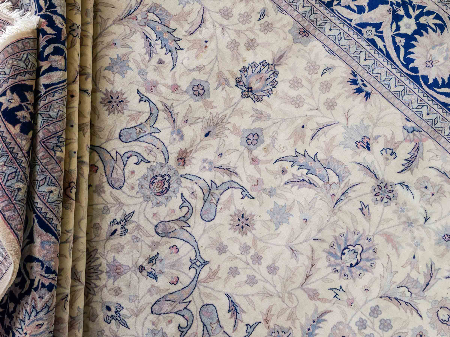 Feiner, handgeknüpfter Sino Isfahan Orientteppich aus reiner Wolle mit Allover-Muster von Khademi. Größe: 306 x 252 cm. Farbe: Greige, blau. RB3-1756. Ursprung: China. Verkauf durch JUPITER Intl.