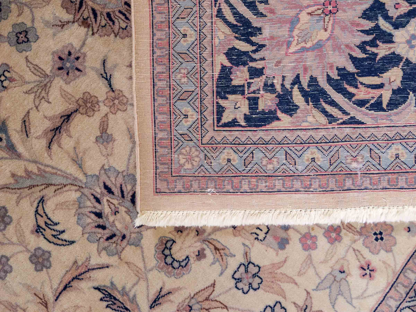Feiner, handgeknüpfter Sino Isfahan Orientteppich aus reiner Wolle mit Allover-Muster von Khademi. Größe: 306 x 252 cm. Farbe: Greige, blau. RB3-1756. Ursprung: China. Verkauf durch JUPITER Intl.