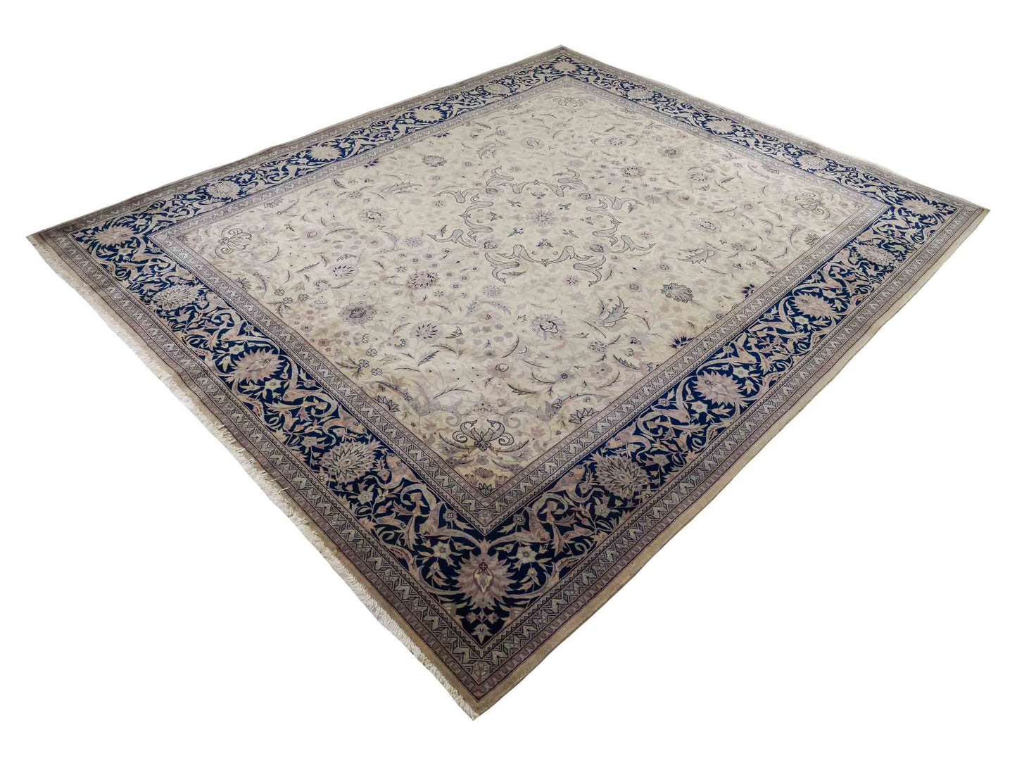 Feiner, handgeknüpfter Sino Isfahan Orientteppich aus reiner Wolle mit Allover-Muster von Khademi. Größe: 306 x 252 cm. Farbe: Greige, blau. RB3-1756. Ursprung: China. Verkauf durch JUPITER Intl.