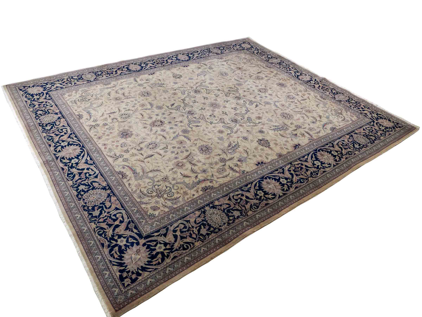 Feiner, handgeknüpfter Sino Isfahan Orientteppich aus reiner Wolle mit Allover-Muster von Khademi. Größe: 306 x 252 cm. Farbe: Greige, blau. RB3-1756. Ursprung: China. Verkauf durch JUPITER Intl.