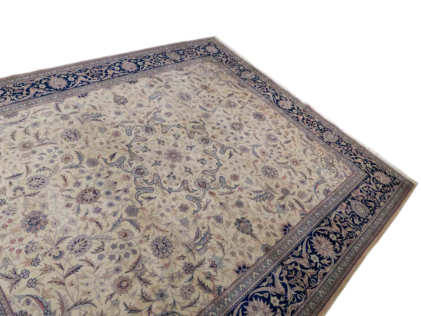 Feiner, handgeknüpfter Sino Isfahan Orientteppich aus reiner Wolle mit Allover-Muster von Khademi. Größe: 306 x 252 cm. Farbe: Greige, blau. RB3-1756. Ursprung: China. Verkauf durch JUPITER Intl.