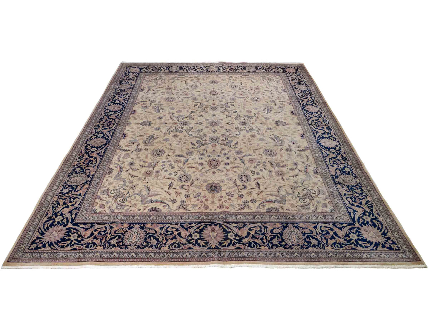 Feiner, handgeknüpfter Sino Isfahan Orientteppich aus reiner Wolle mit Allover-Muster von Khademi. Größe: 306 x 252 cm. Farbe: Greige, blau. RB3-1756. Ursprung: China. Verkauf durch JUPITER Intl.
