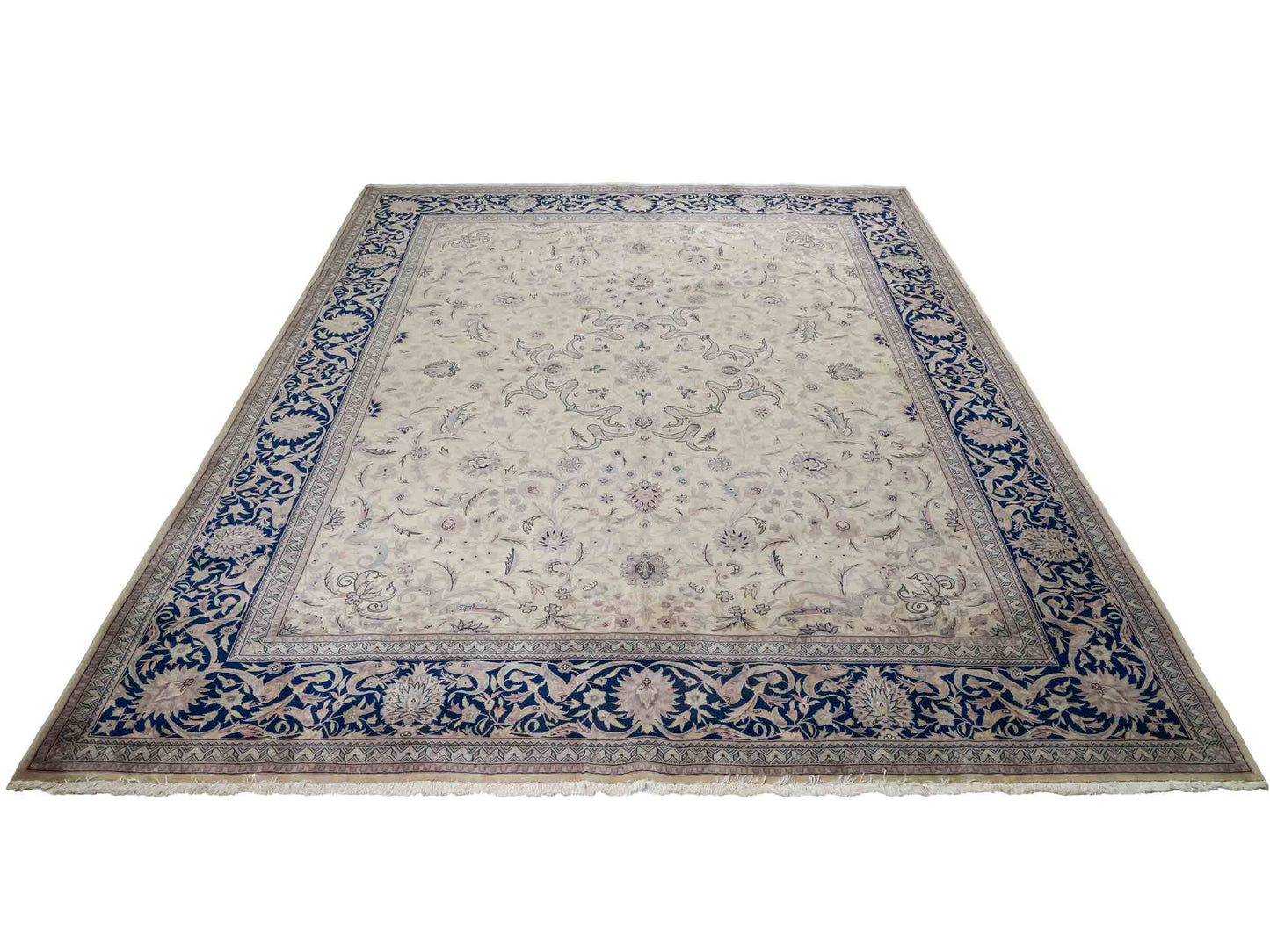 Feiner, handgeknüpfter Sino Isfahan Orientteppich aus reiner Wolle mit Allover-Muster von Khademi. Größe: 306 x 252 cm. Farbe: Greige, blau. RB3-1756. Ursprung: China. Verkauf durch JUPITER Intl.