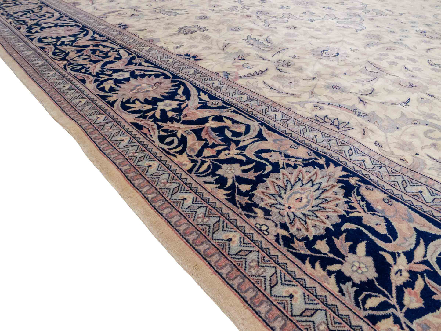 Feiner, handgeknüpfter Sino Isfahan Orientteppich aus reiner Wolle mit Allover-Muster von Khademi. Größe: 306 x 252 cm. Farbe: Greige, blau. RB3-1756. Ursprung: China. Verkauf durch JUPITER Intl.