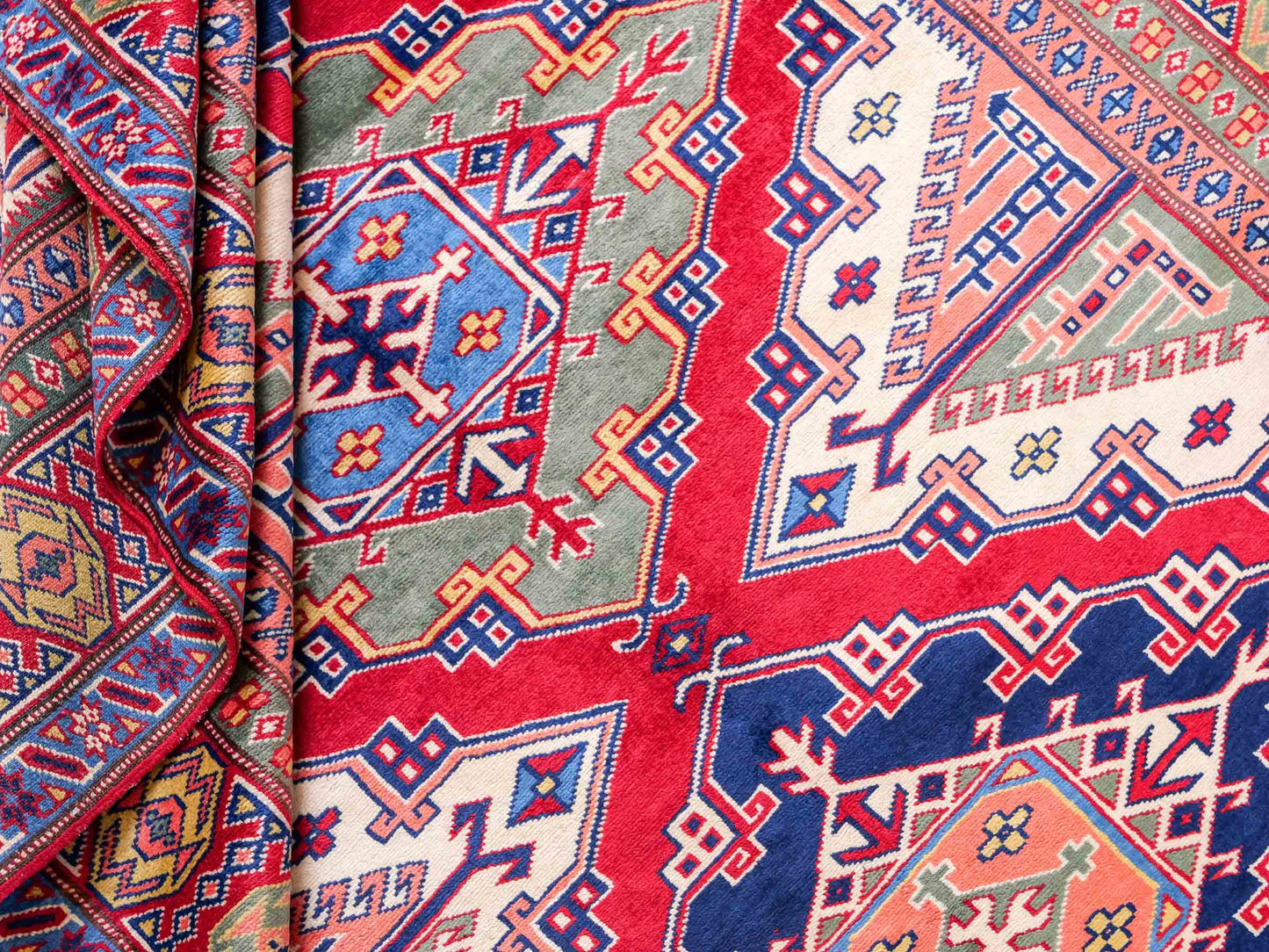Handgeknüpfter, afghanischer Super Kazak Orientteppich aus Wolle von Khademi. Größe: 177 x 126 cm. Farbe: Rot, gelb, blau, cremeweiß. Verkauf durch JUPITER Intl.