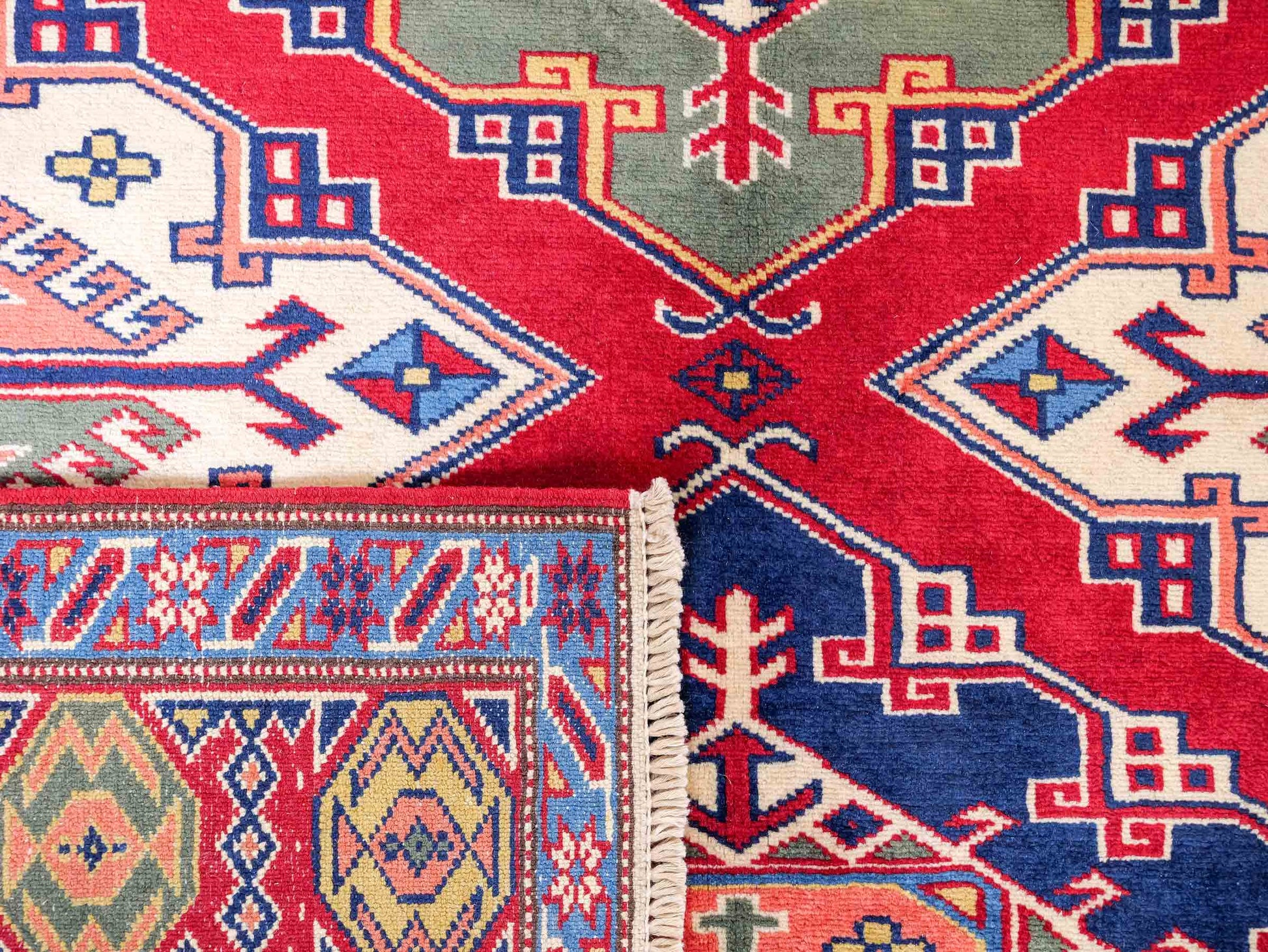 Handgeknüpfter, afghanischer Super Kazak Orientteppich aus Wolle von Khademi. Größe: 177 x 126 cm. Farbe: Rot, gelb, blau, cremeweiß. Verkauf durch JUPITER Intl.