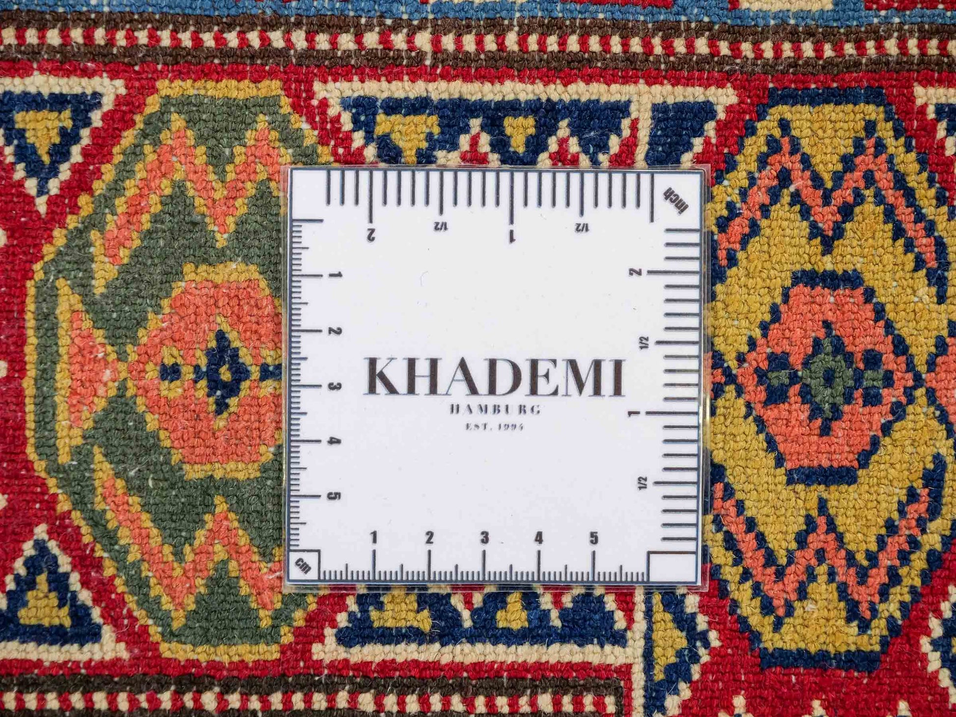 Handgeknüpfter, afghanischer Super Kazak Orientteppich aus Wolle von Khademi. Größe: 177 x 126 cm. Farbe: Rot, gelb, blau, cremeweiß. Verkauf durch JUPITER Intl.