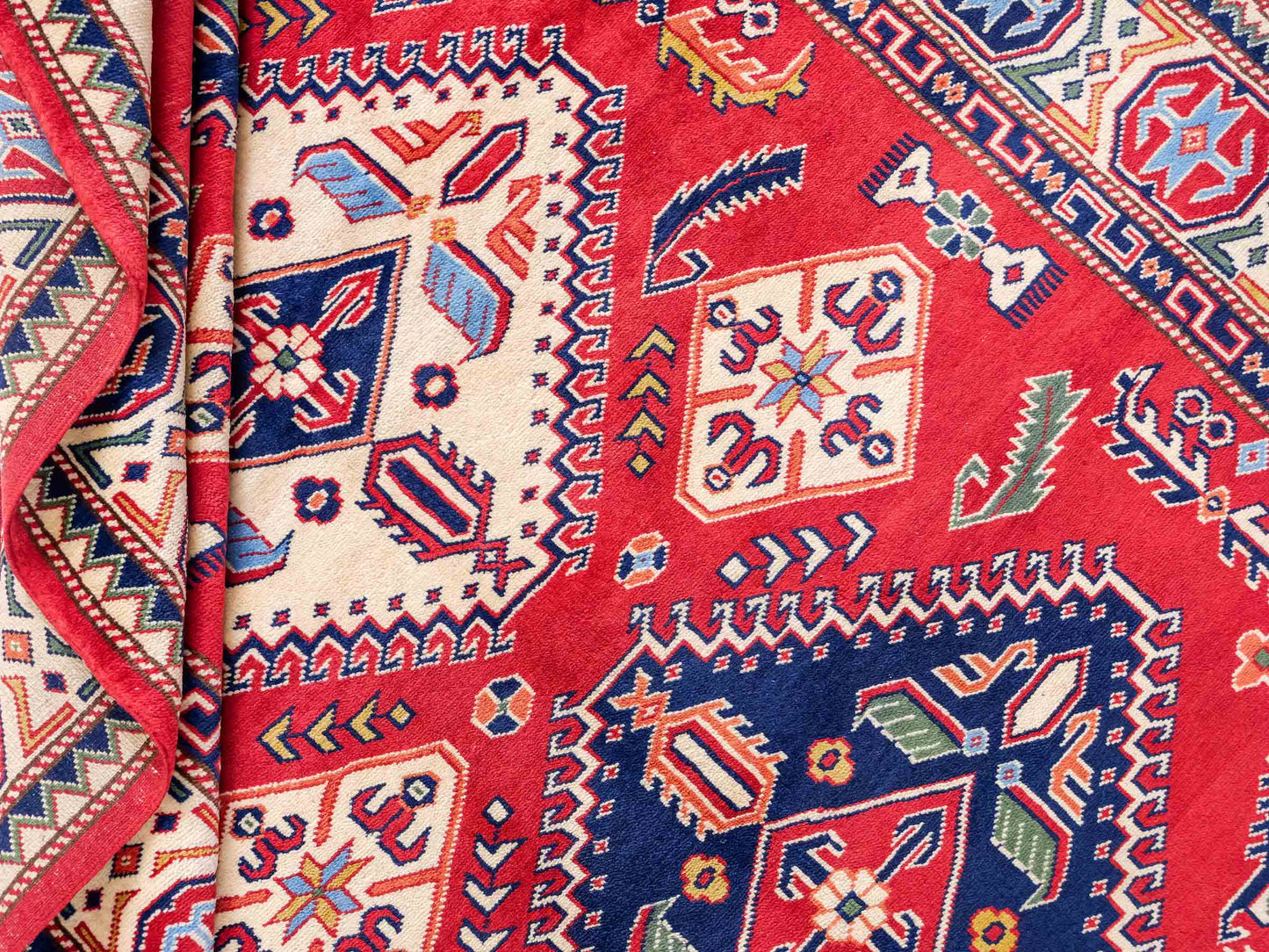 Handgeknüpfter, afghanischer Super Kazak Orientteppich aus Wolle von Khademi. Größe: 178 x 125 cm. Farbe: Rot, cremeweiß. Verkauf durch JUPITER Intl.