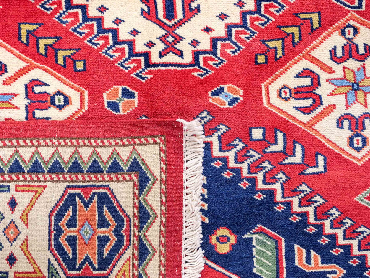 Handgeknüpfter, afghanischer Super Kazak Orientteppich aus Wolle von Khademi. Größe: 178 x 125 cm. Farbe: Rot, cremeweiß. Verkauf durch JUPITER Intl.