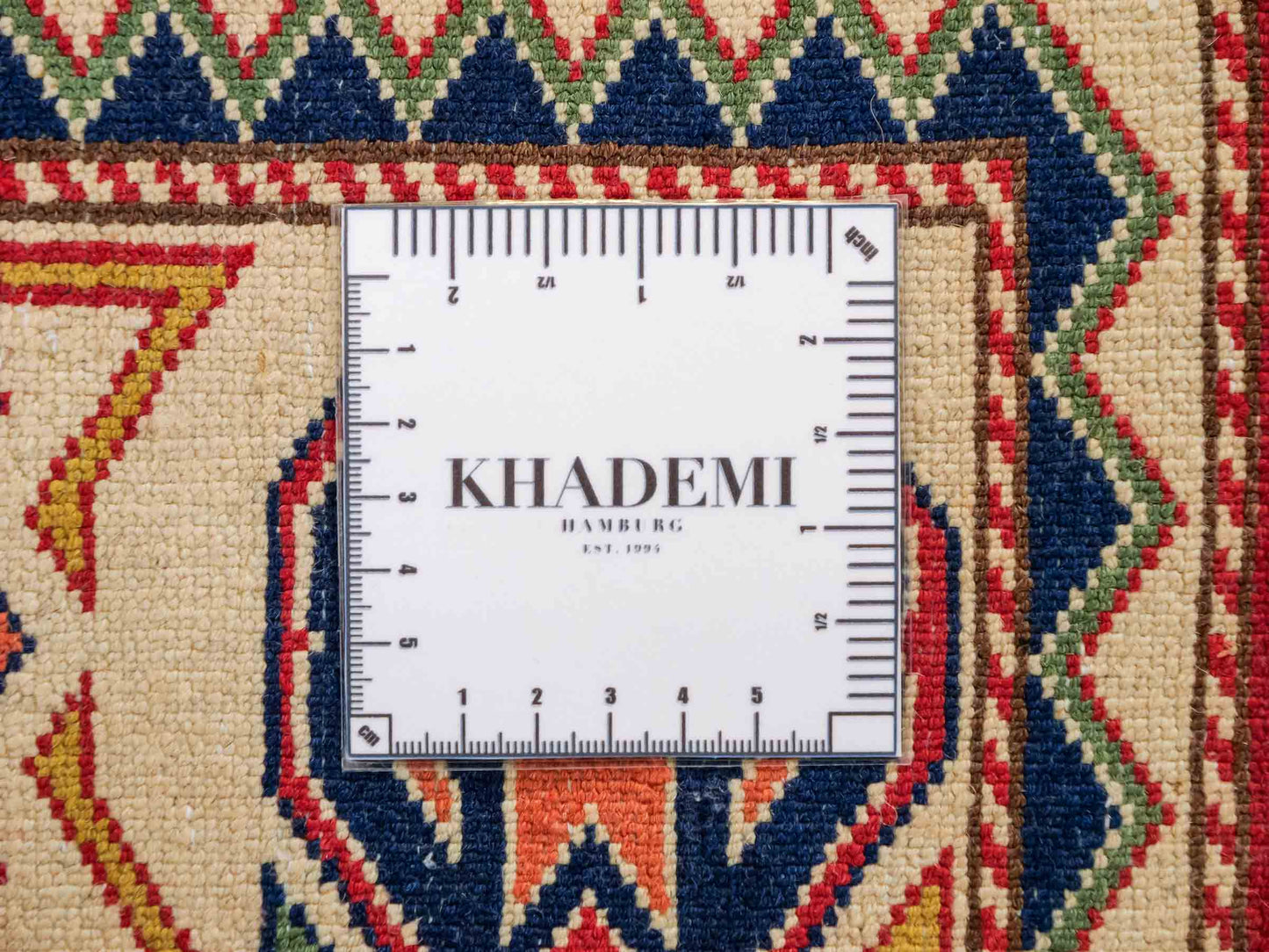 Handgeknüpfter, afghanischer Super Kazak Orientteppich aus Wolle von Khademi. Größe: 178 x 125 cm. Farbe: Rot, cremeweiß. Verkauf durch JUPITER Intl.