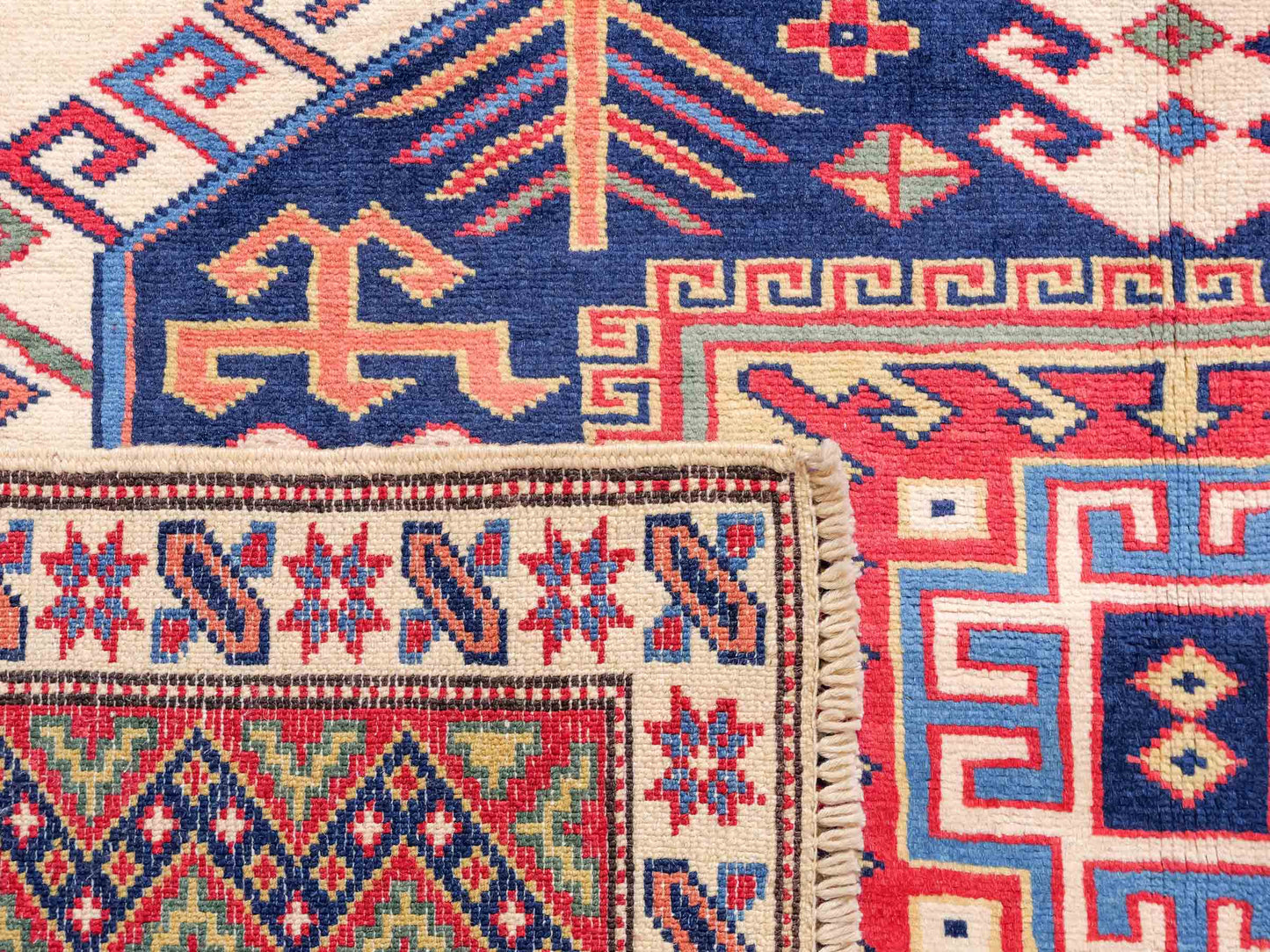Handgeknüpfter, afghanischer Super Kazak Orientteppich aus Wolle von Khademi. Größe: 182 x 125 cm. Farbe: Cremeweiß, rot, blau, cremeweiß. Verkauf durch JUPITER Intl.