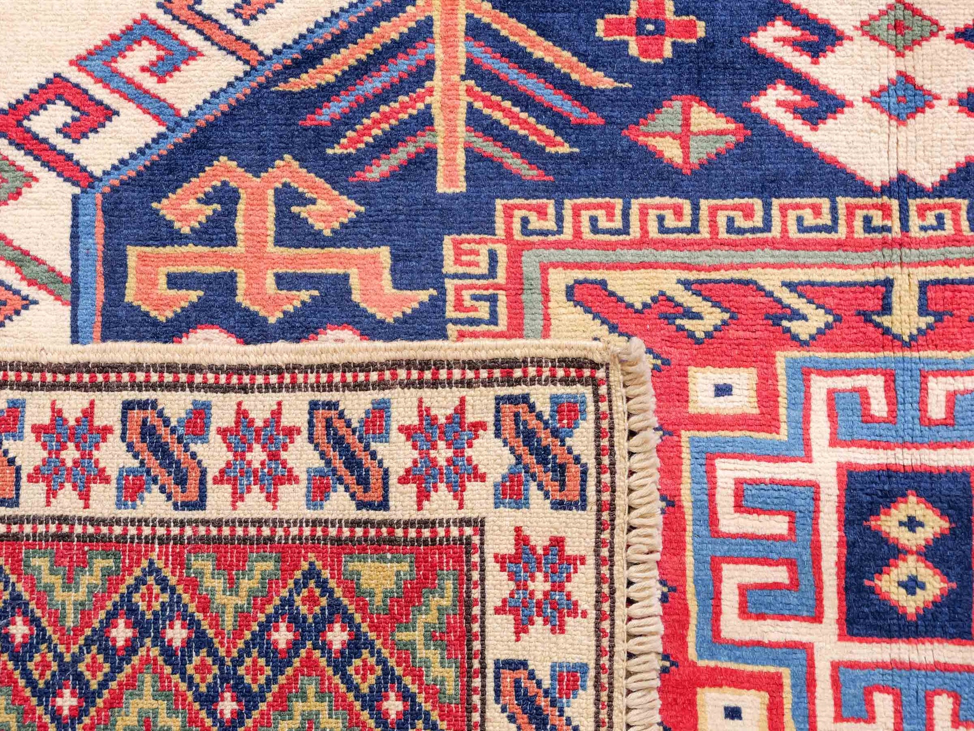 Handgeknüpfter, afghanischer Super Kazak Orientteppich aus Wolle von Khademi. Größe: 182 x 125 cm. Farbe: Cremeweiß, rot, blau, cremeweiß. Verkauf durch JUPITER Intl.