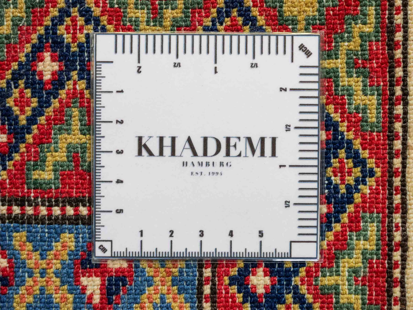 Handgeknüpfter, afghanischer Super Kazak Orientteppich aus Wolle von Khademi. Größe: 182 x 125 cm. Farbe: Cremeweiß, rot, blau, cremeweiß. Verkauf durch JUPITER Intl.