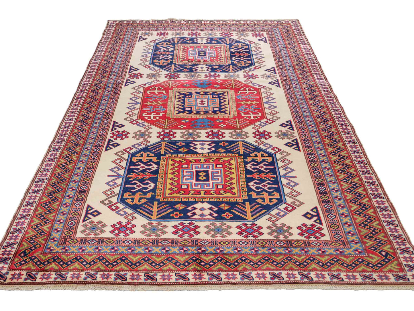 Handgeknüpfter, afghanischer Super Kazak Orientteppich aus Wolle von Khademi. Größe: 182 x 125 cm. Farbe: Cremeweiß, rot, blau, cremeweiß. Verkauf durch JUPITER Intl.