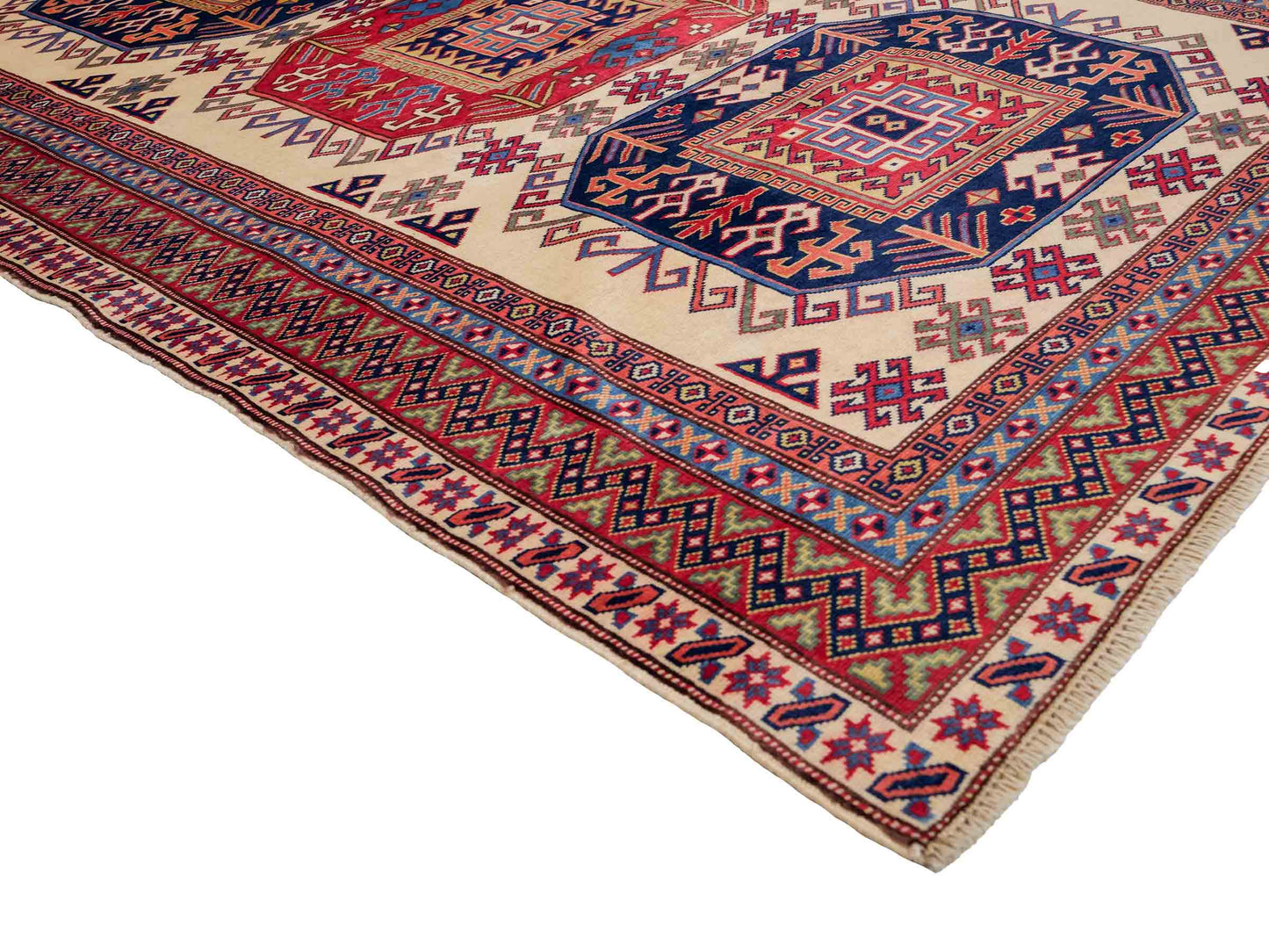 Handgeknüpfter, afghanischer Super Kazak Orientteppich aus Wolle von Khademi. Größe: 182 x 125 cm. Farbe: Cremeweiß, rot, blau, cremeweiß. Verkauf durch JUPITER Intl.