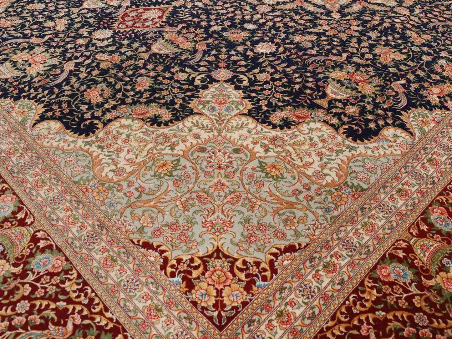 Sehr feiner, handgeknüpfter Khademi Orientteppich mit Täbriz Design aus Wolle mit Seide, blau, rot. 430x307 cm. Vertrieb durch Jupiter Intl.