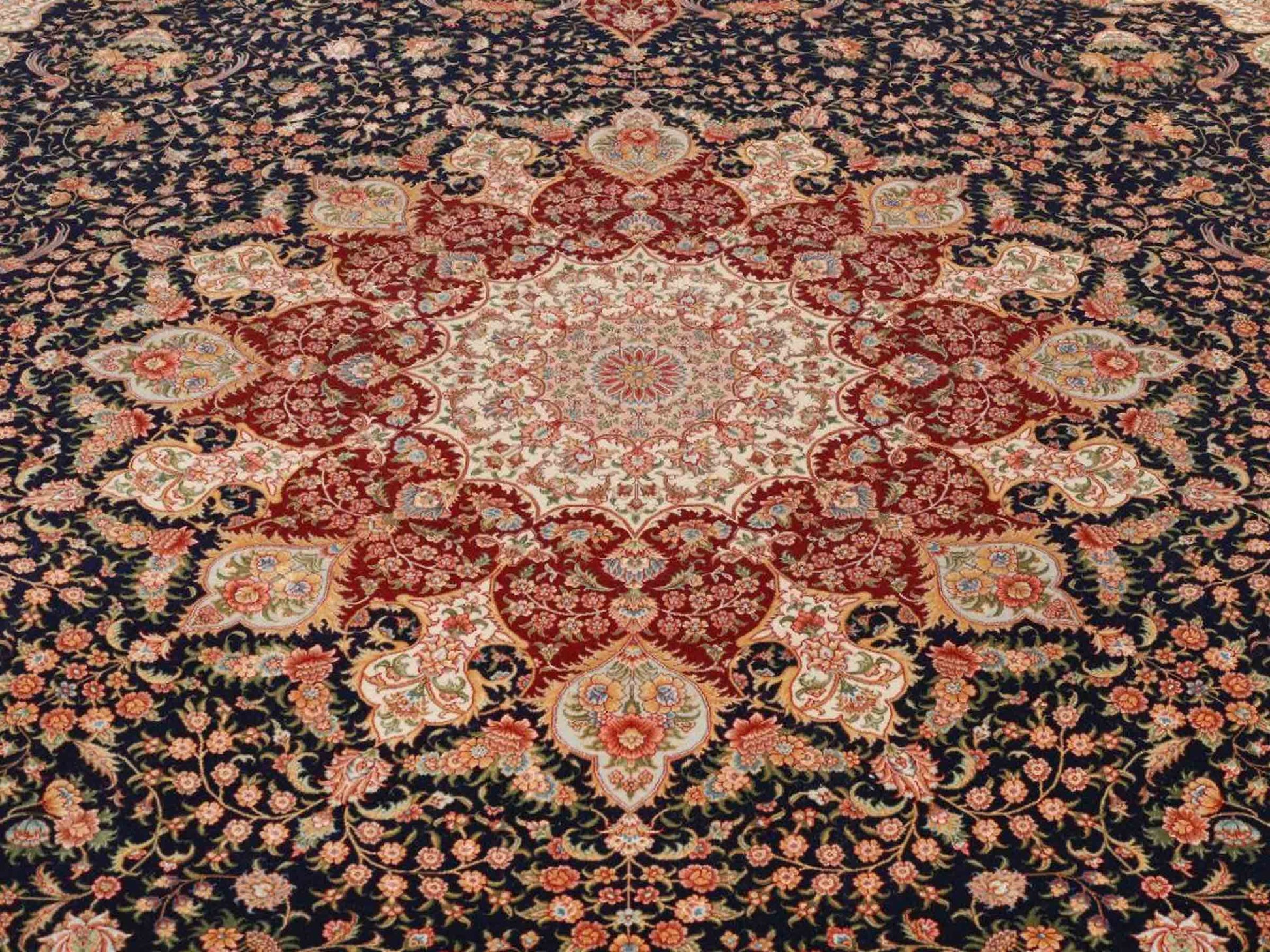Sehr feiner, handgeknüpfter Khademi Orientteppich mit Täbriz Design aus Wolle mit Seide, blau, rot. 430x307 cm. Vertrieb durch Jupiter Intl.