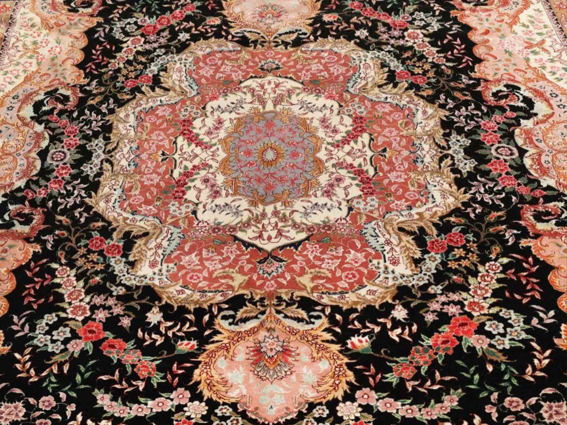 Sehr feiner, handgeknüpfter Khademi Orientteppich mit Täbriz Design aus Wolle mit Seide, schwarz, rosa. 429x312 cm. Vertrieb durch Jupiter Intl.