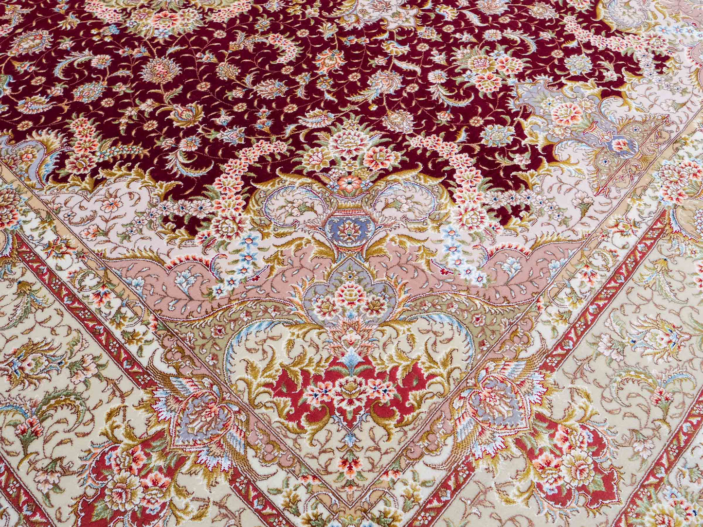 Sehr feiner, handgeknüpfter Khademi Orientteppich mit Täbriz Design aus Wolle mit Seide, creme, gold, rot. 294x207 cm. Vertrieb durch Jupiter Intl.
