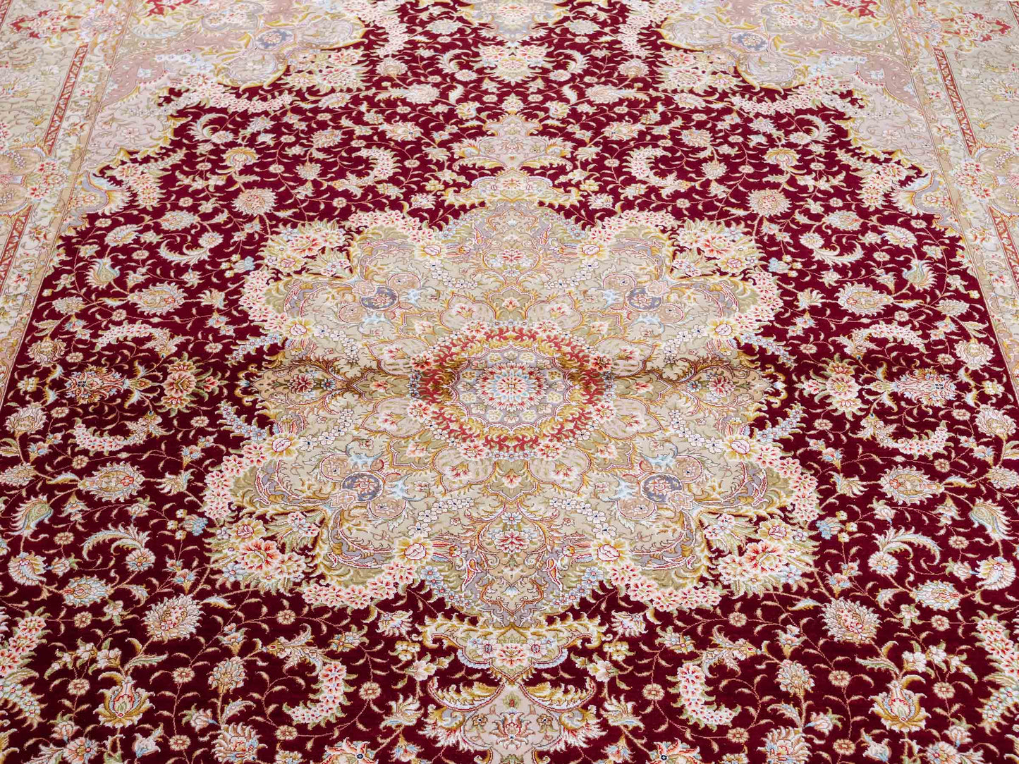 Sehr feiner, handgeknüpfter Khademi Orientteppich mit Täbriz Design aus Wolle mit Seide, creme, gold, rot. 294x207 cm. Vertrieb durch Jupiter Intl.