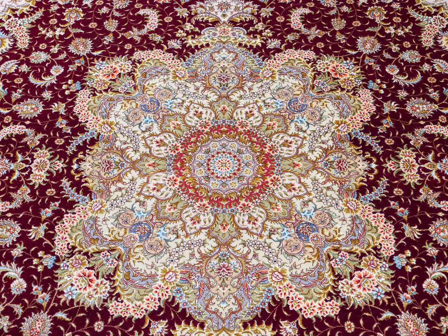 Sehr feiner, handgeknüpfter Khademi Orientteppich mit Täbriz Design aus Wolle mit Seide, creme, gold, rot. 294x207 cm. Vertrieb durch Jupiter Intl.