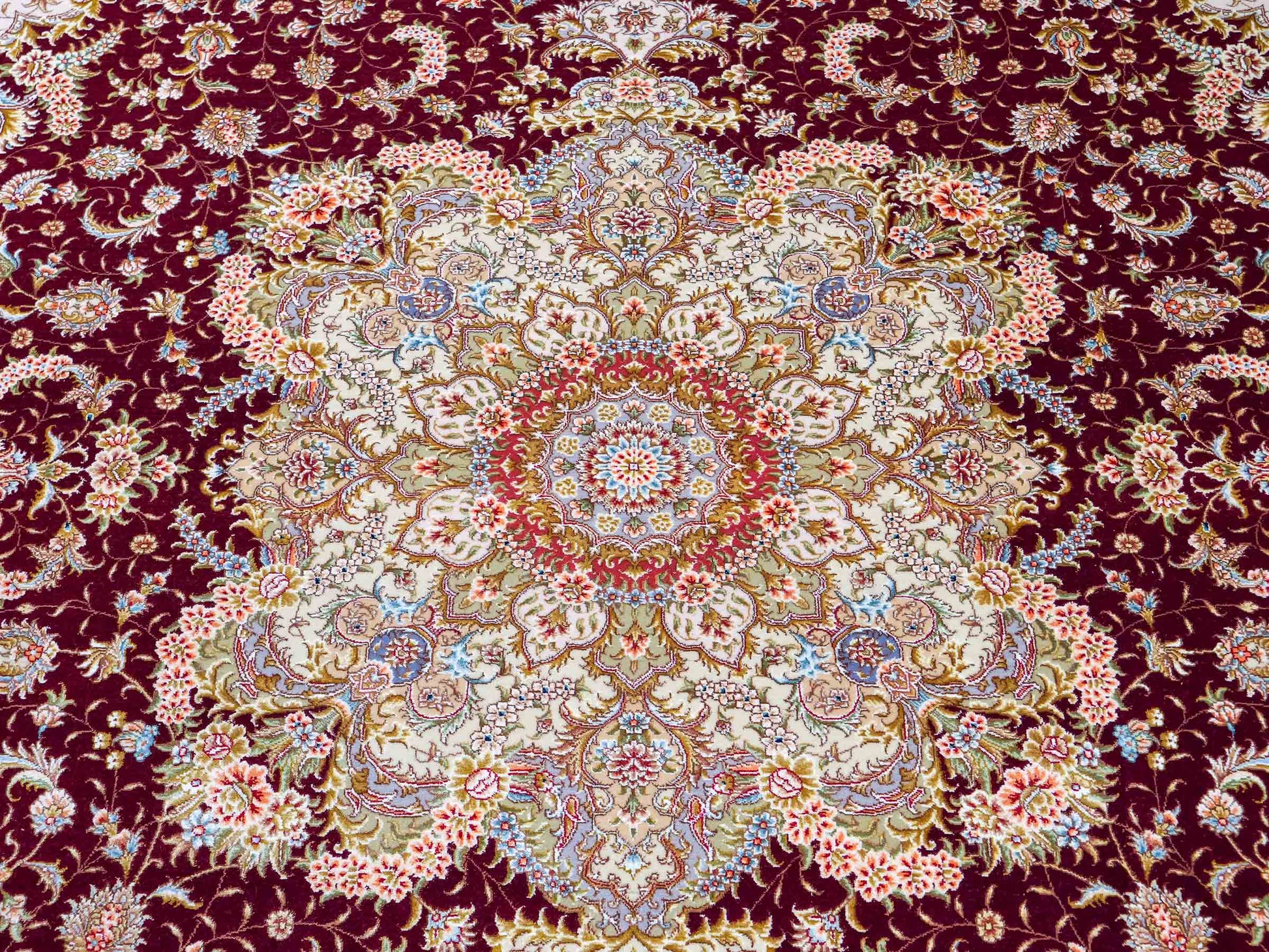 Sehr feiner, handgeknüpfter Khademi Orientteppich mit Täbriz Design aus Wolle mit Seide, creme, gold, rot. 294x207 cm. Vertrieb durch Jupiter Intl.