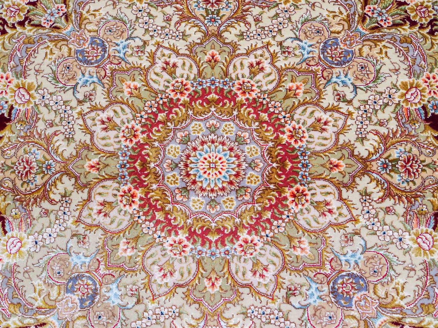 Sehr feiner, handgeknüpfter Khademi Orientteppich mit Täbriz Design aus Wolle mit Seide, creme, gold, rot. 294x207 cm. Vertrieb durch Jupiter Intl.