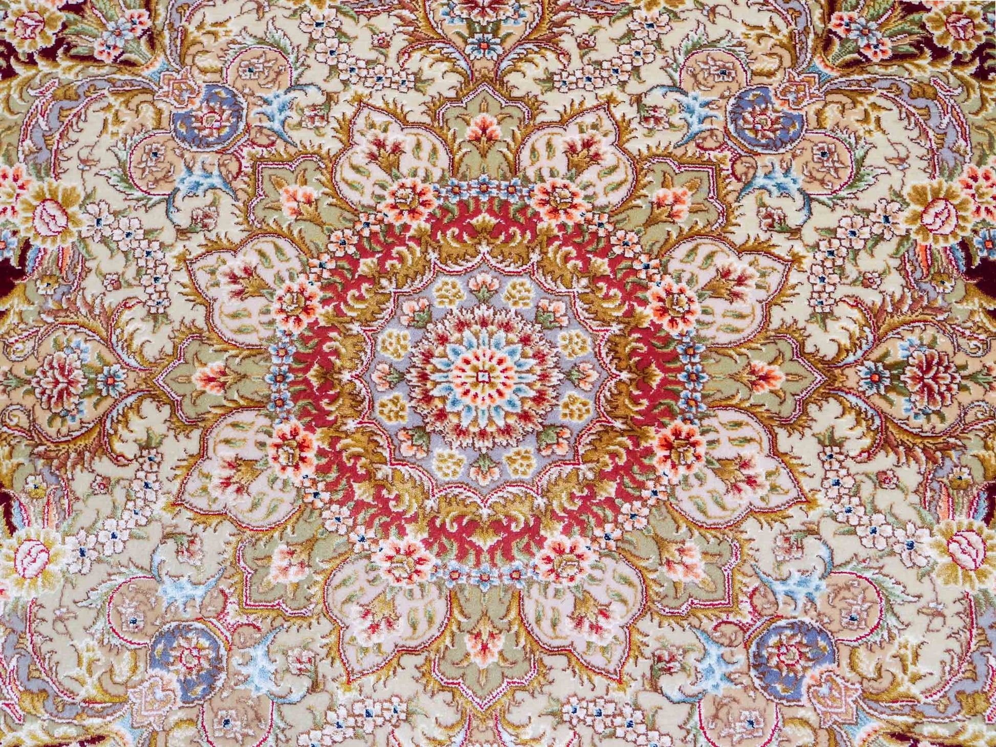 Sehr feiner, handgeknüpfter Khademi Orientteppich mit Täbriz Design aus Wolle mit Seide, creme, gold, rot. 294x207 cm. Vertrieb durch Jupiter Intl.