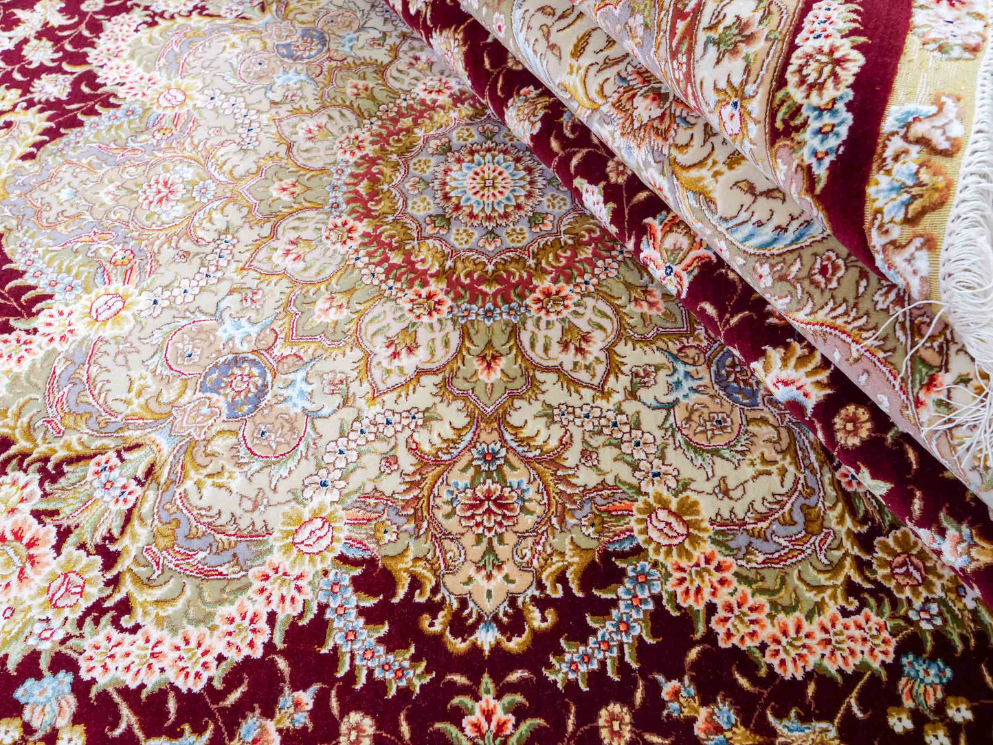Sehr feiner, handgeknüpfter Khademi Orientteppich mit Täbriz Design aus Wolle mit Seide, creme, gold, rot. 294x207 cm. Vertrieb durch Jupiter Intl.