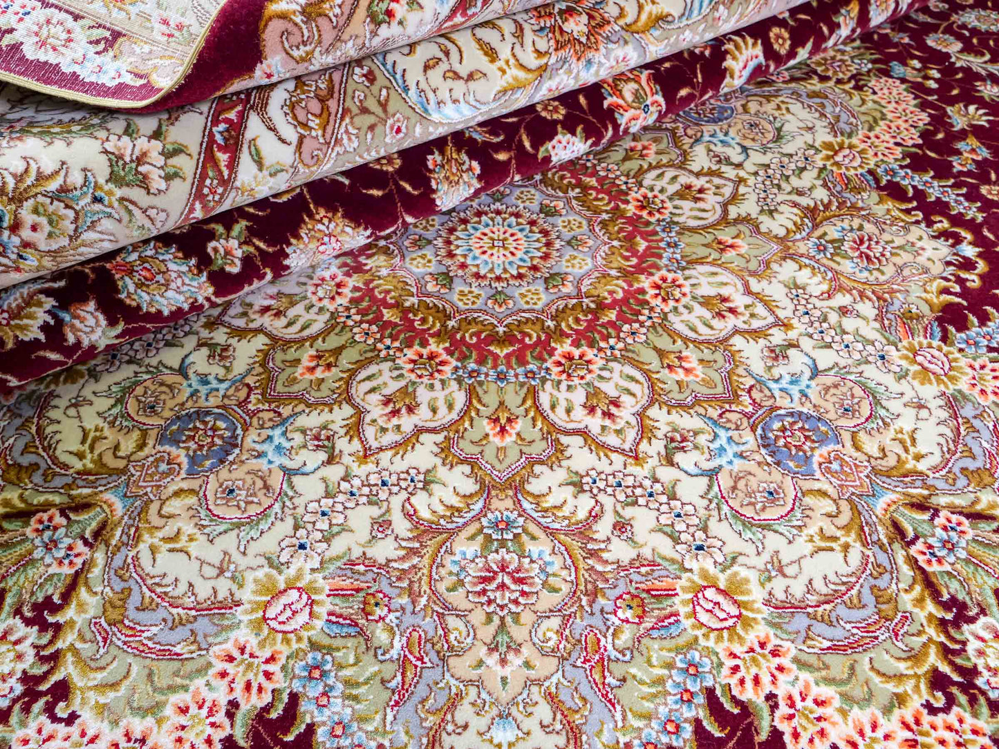 Sehr feiner, handgeknüpfter Khademi Orientteppich mit Täbriz Design aus Wolle mit Seide, creme, gold, rot. 294x207 cm. Vertrieb durch Jupiter Intl.