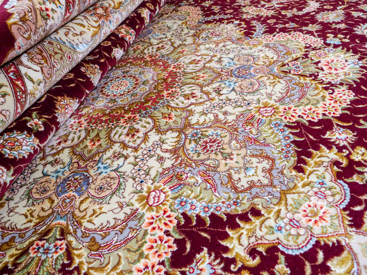 Sehr feiner, handgeknüpfter Khademi Orientteppich mit Täbriz Design aus Wolle mit Seide, creme, gold, rot. 294x207 cm. Vertrieb durch Jupiter Intl.
