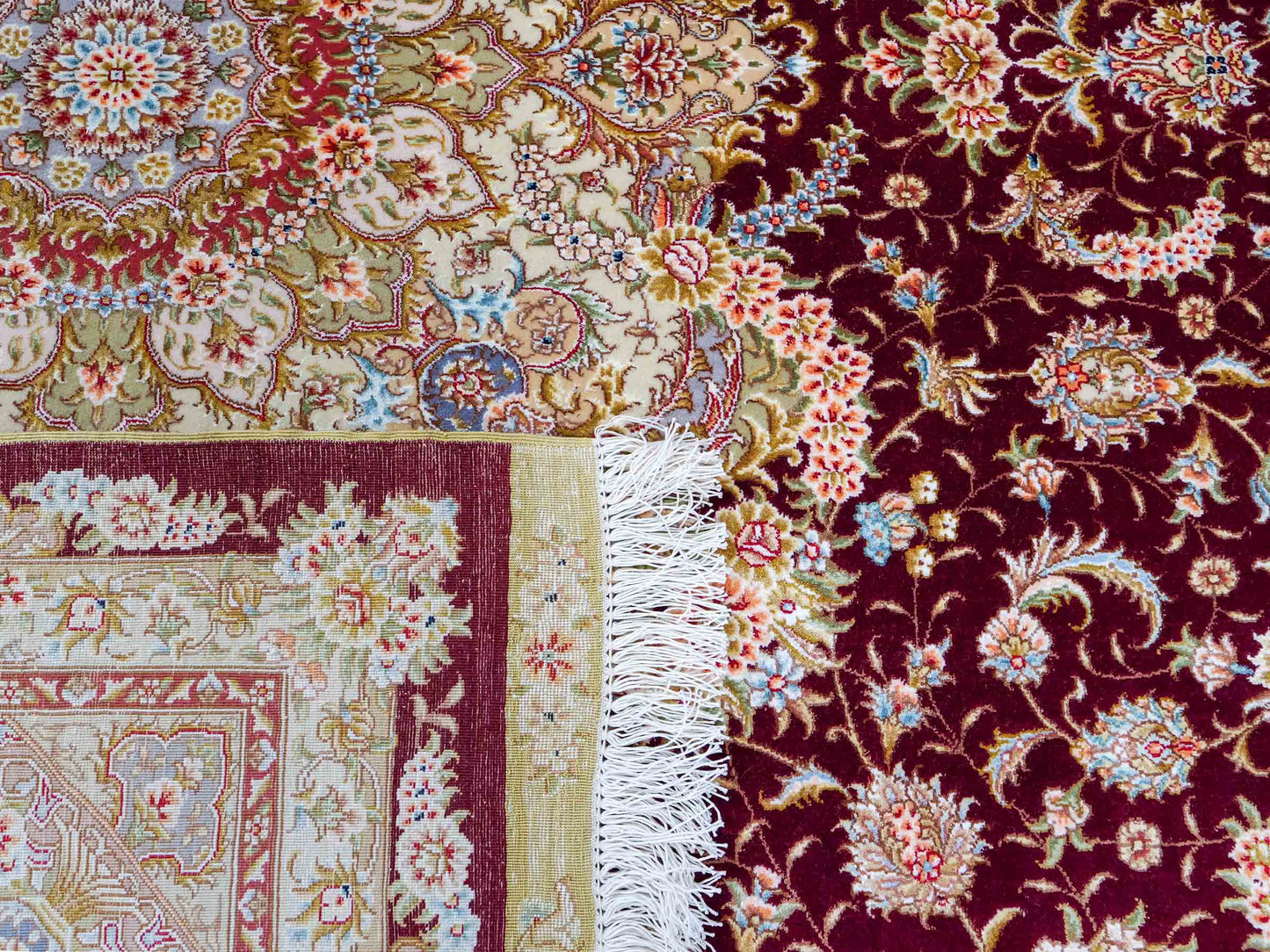 Sehr feiner, handgeknüpfter Khademi Orientteppich mit Täbriz Design aus Wolle mit Seide, creme, gold, rot. 294x207 cm. Vertrieb durch Jupiter Intl.