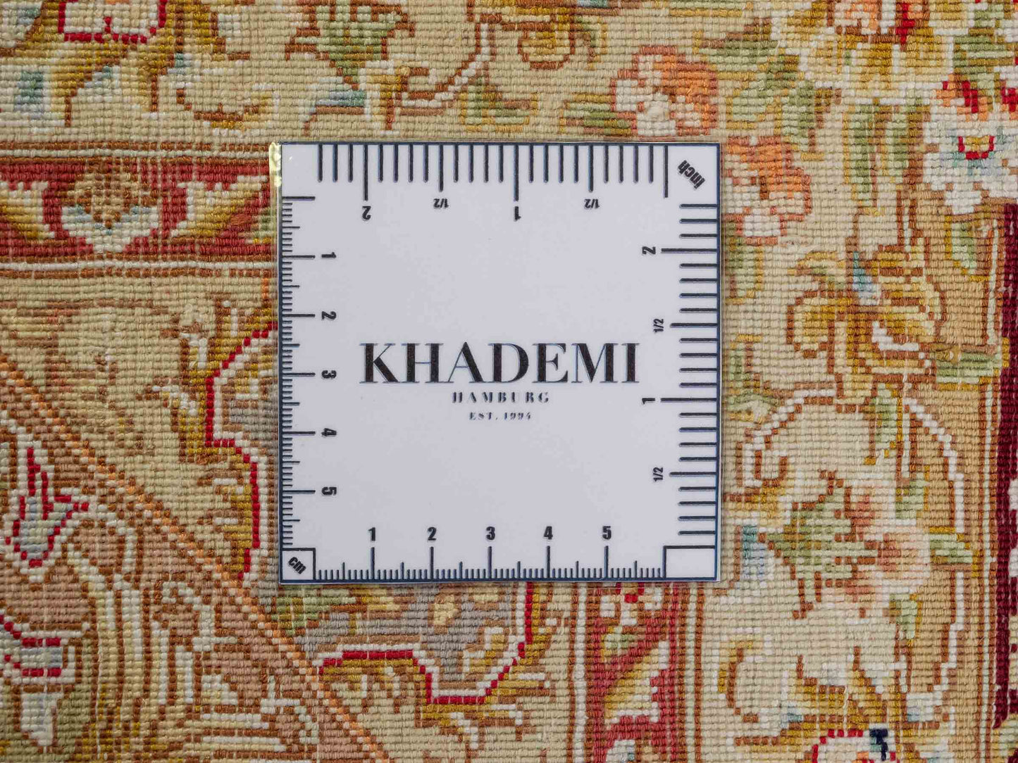 Sehr feiner, handgeknüpfter Khademi Orientteppich mit Täbriz Design aus Wolle mit Seide, creme, gold, rot. 294x207 cm. Vertrieb durch Jupiter Intl.