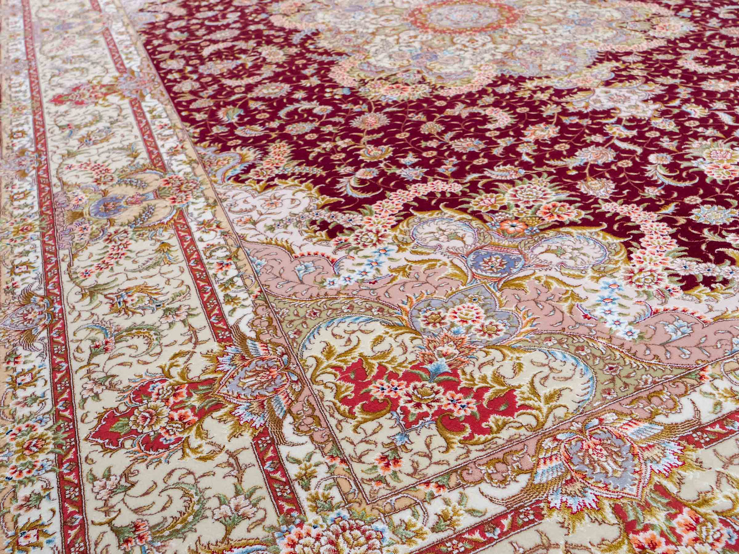 Sehr feiner, handgeknüpfter Khademi Orientteppich mit Täbriz Design aus Wolle mit Seide, creme, gold, rot. 297x207 cm. Vertrieb durch Jupiter Intl.