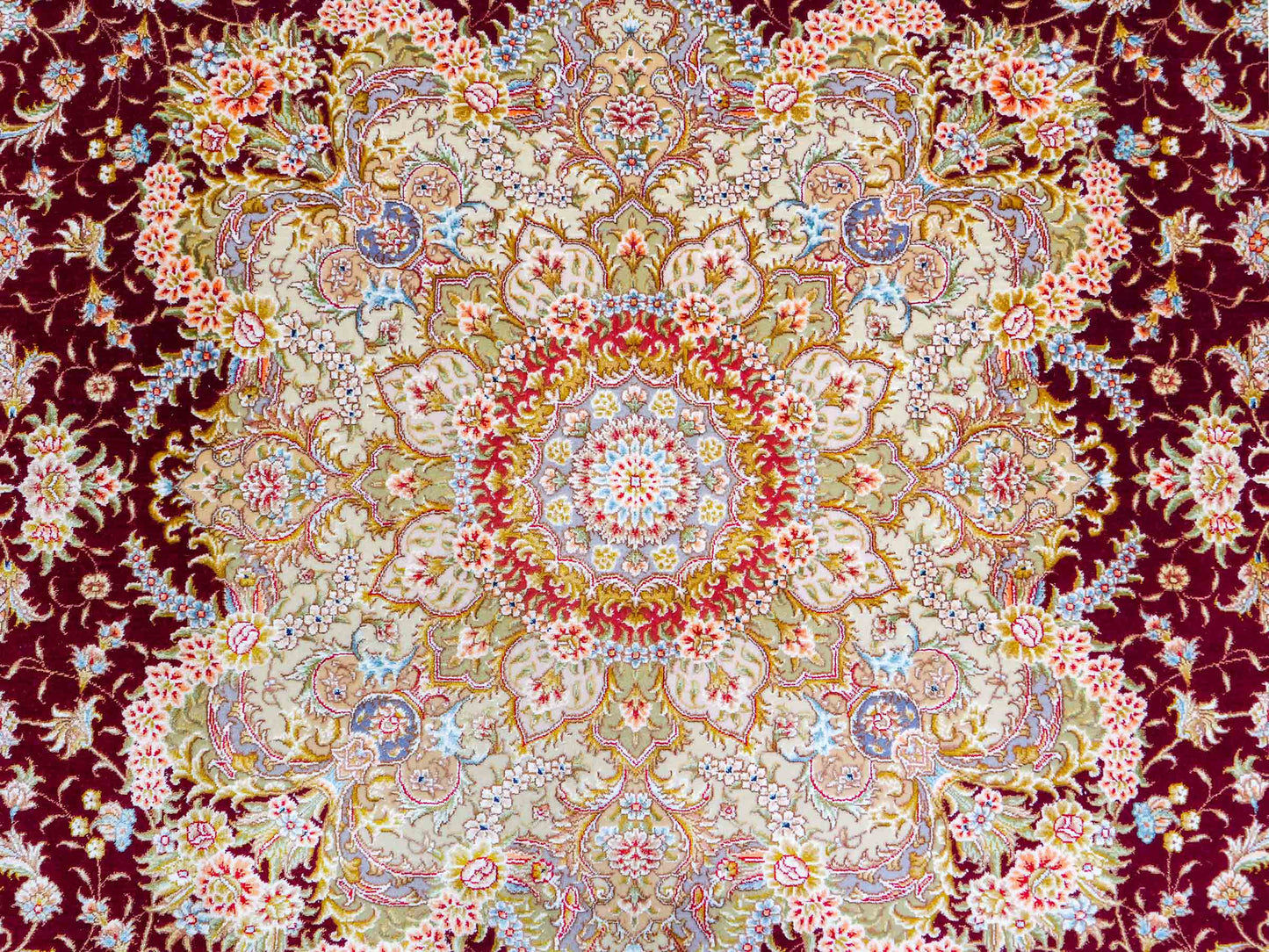 Sehr feiner, handgeknüpfter Khademi Orientteppich mit Täbriz Design aus Wolle mit Seide, creme, gold, rot. 297x207 cm. Vertrieb durch Jupiter Intl.