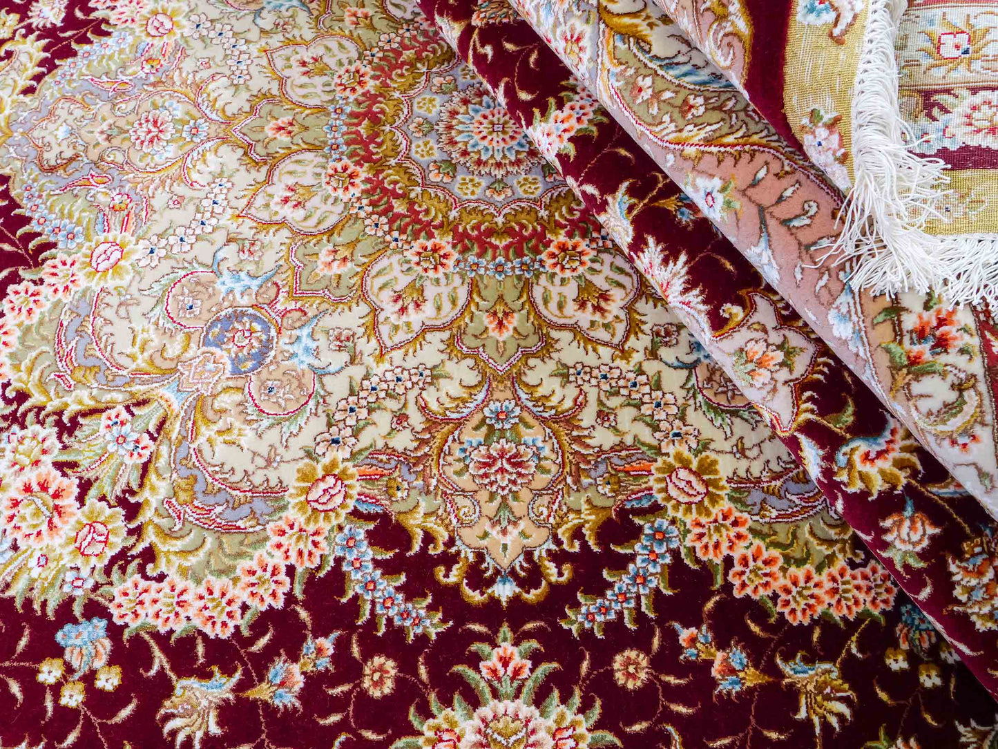 Sehr feiner, handgeknüpfter Khademi Orientteppich mit Täbriz Design aus Wolle mit Seide, creme, gold, rot. 297x207 cm. Vertrieb durch Jupiter Intl.