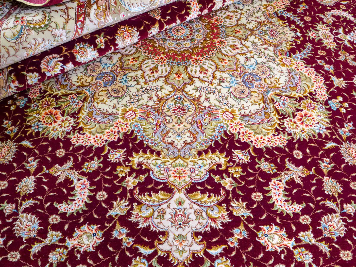 Sehr feiner, handgeknüpfter Khademi Orientteppich mit Täbriz Design aus Wolle mit Seide, creme, gold, rot. 297x207 cm. Vertrieb durch Jupiter Intl.