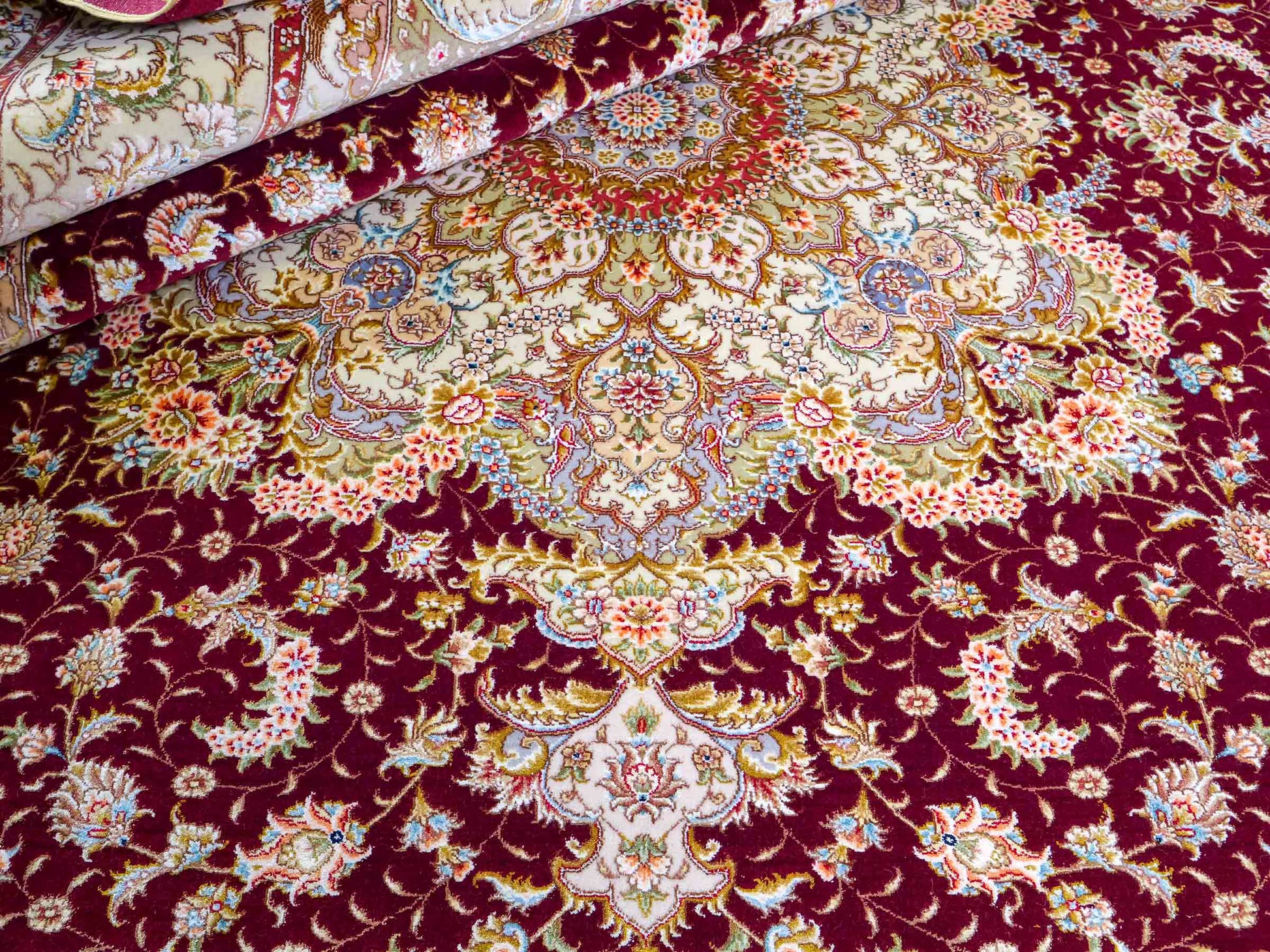 Sehr feiner, handgeknüpfter Khademi Orientteppich mit Täbriz Design aus Wolle mit Seide, creme, gold, rot. 297x207 cm. Vertrieb durch Jupiter Intl.