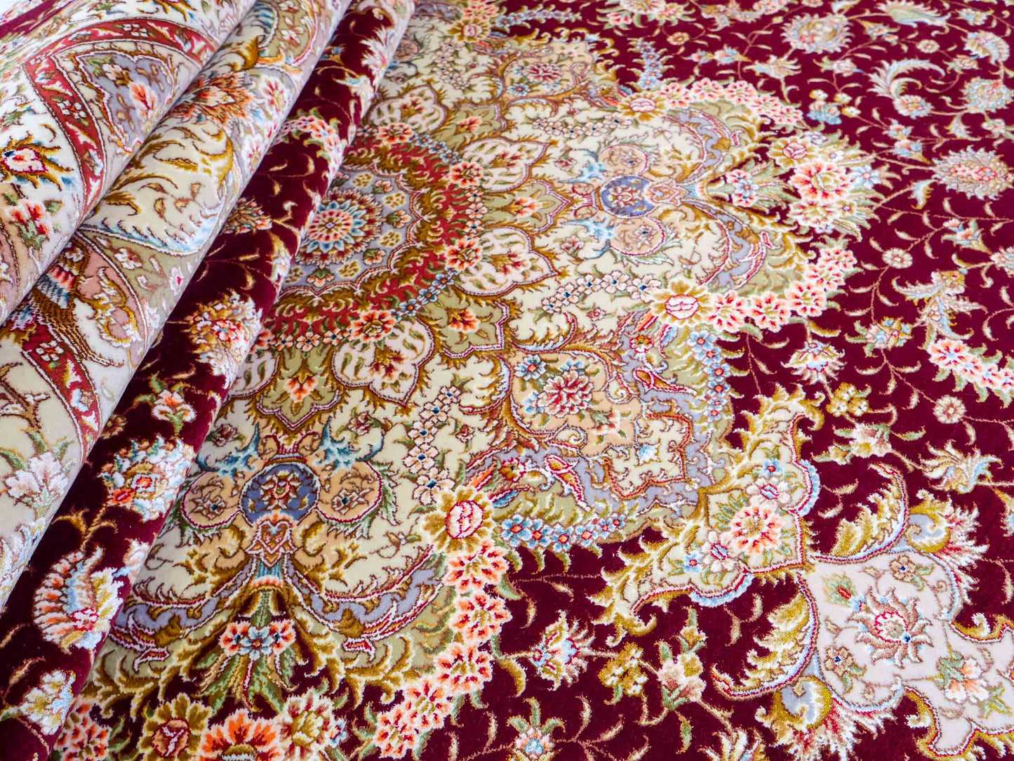 Sehr feiner, handgeknüpfter Khademi Orientteppich mit Täbriz Design aus Wolle mit Seide, creme, gold, rot. 297x207 cm. Vertrieb durch Jupiter Intl.