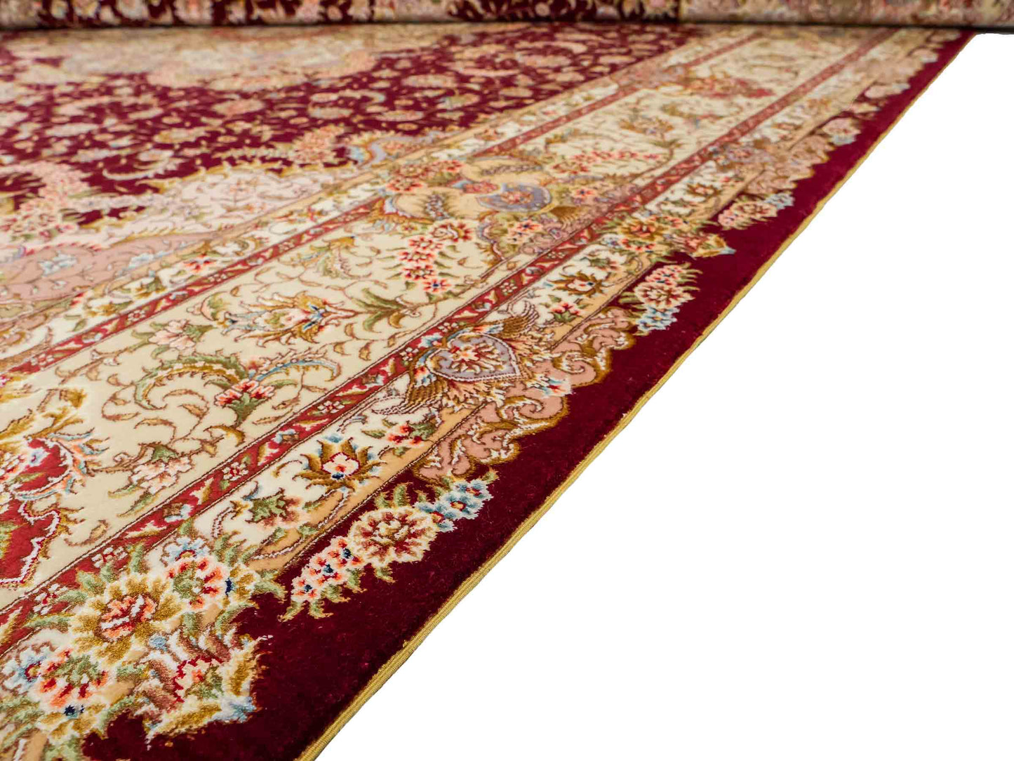 Sehr feiner, handgeknüpfter Khademi Orientteppich mit Täbriz Design aus Wolle mit Seide, creme, gold, rot. 297x207 cm. Vertrieb durch Jupiter Intl.