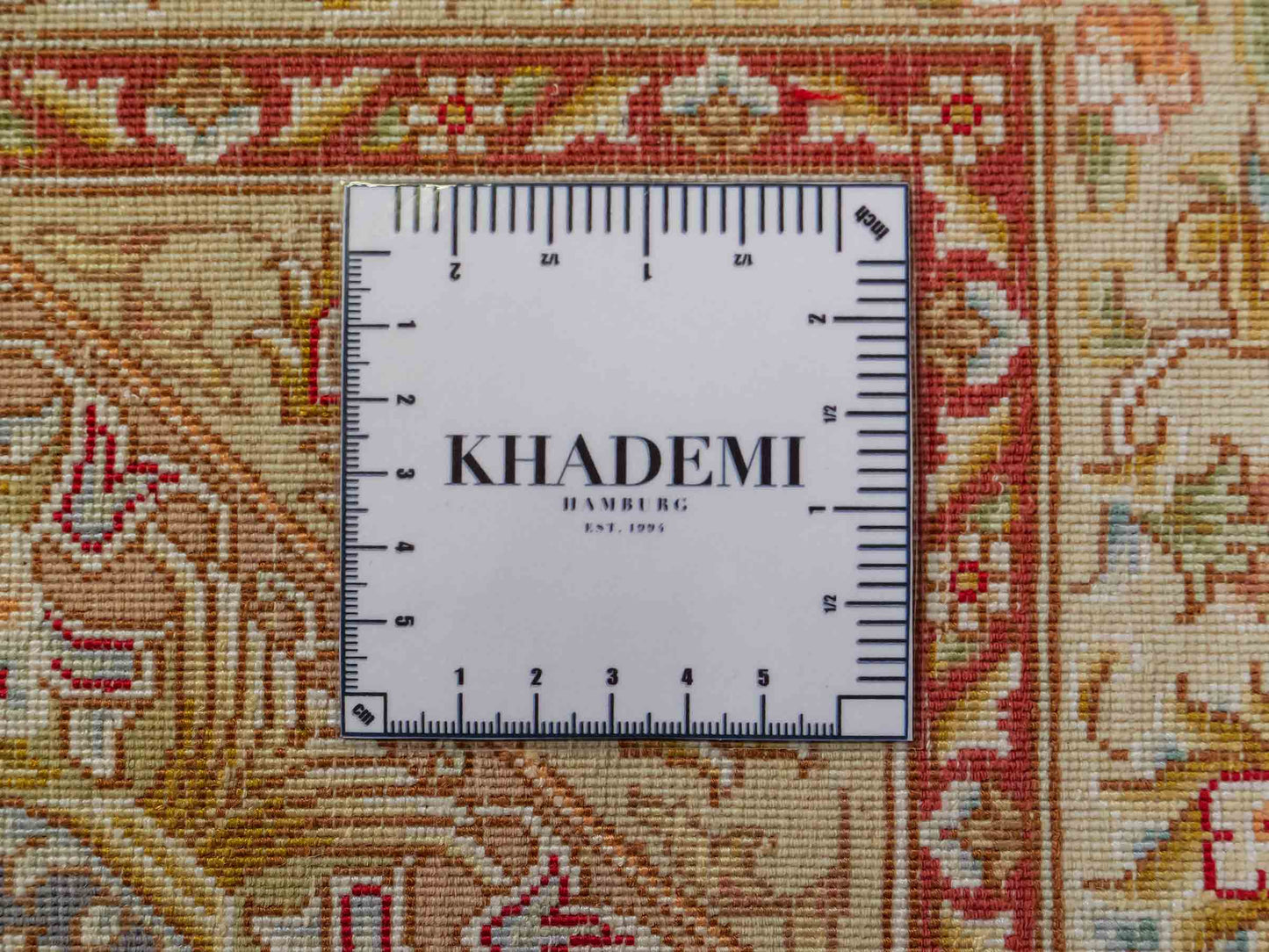 Sehr feiner, handgeknüpfter Khademi Orientteppich mit Täbriz Design aus Wolle mit Seide, creme, gold, rot. 297x207 cm. Vertrieb durch Jupiter Intl.